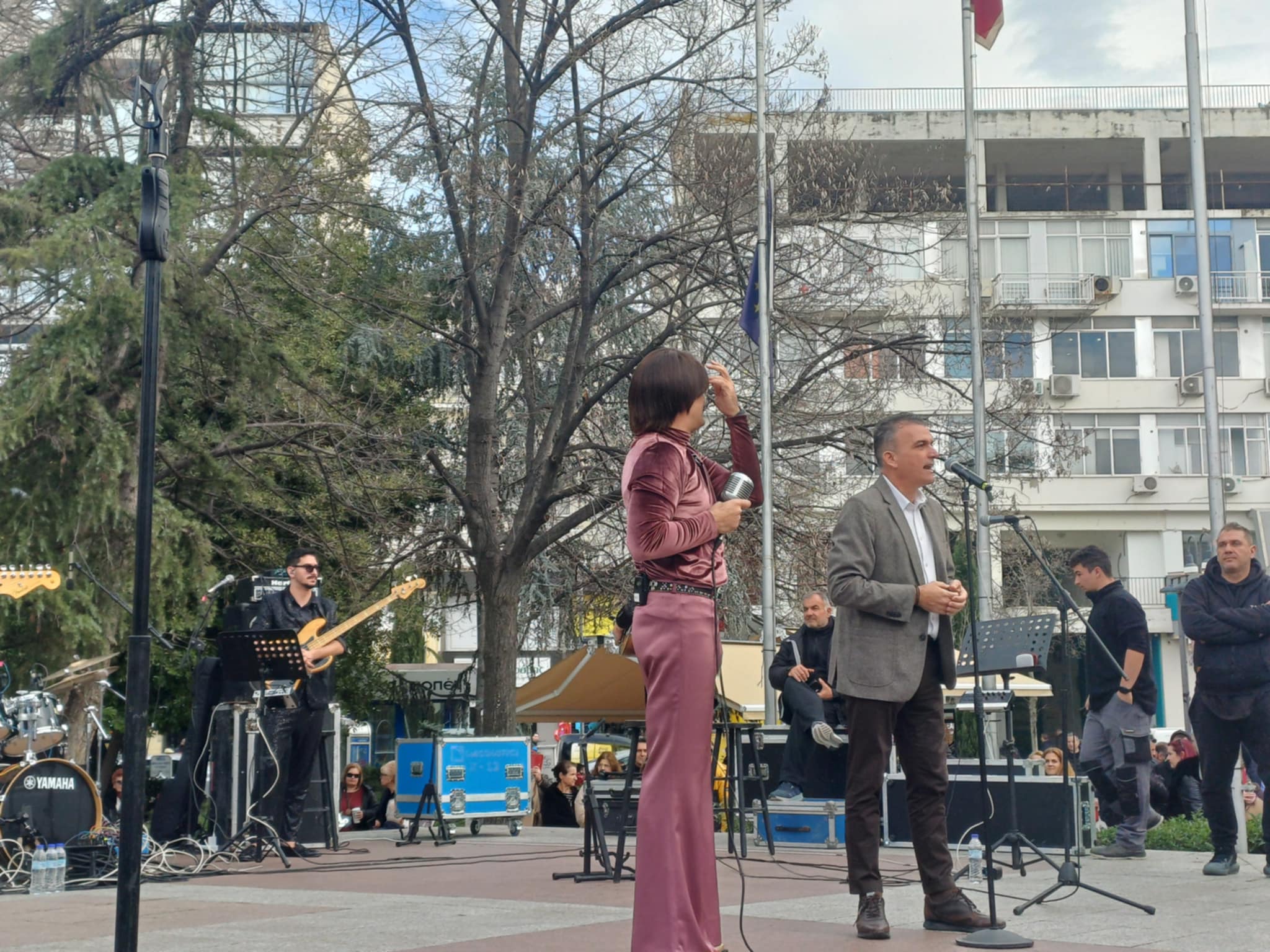 Άναψε το κέφι στην κεντρική πλατεία  με Τόνι Σφίνο, Αντωνέλα, σουβλάκι και κρασί (ΦΩΤΟ+video)