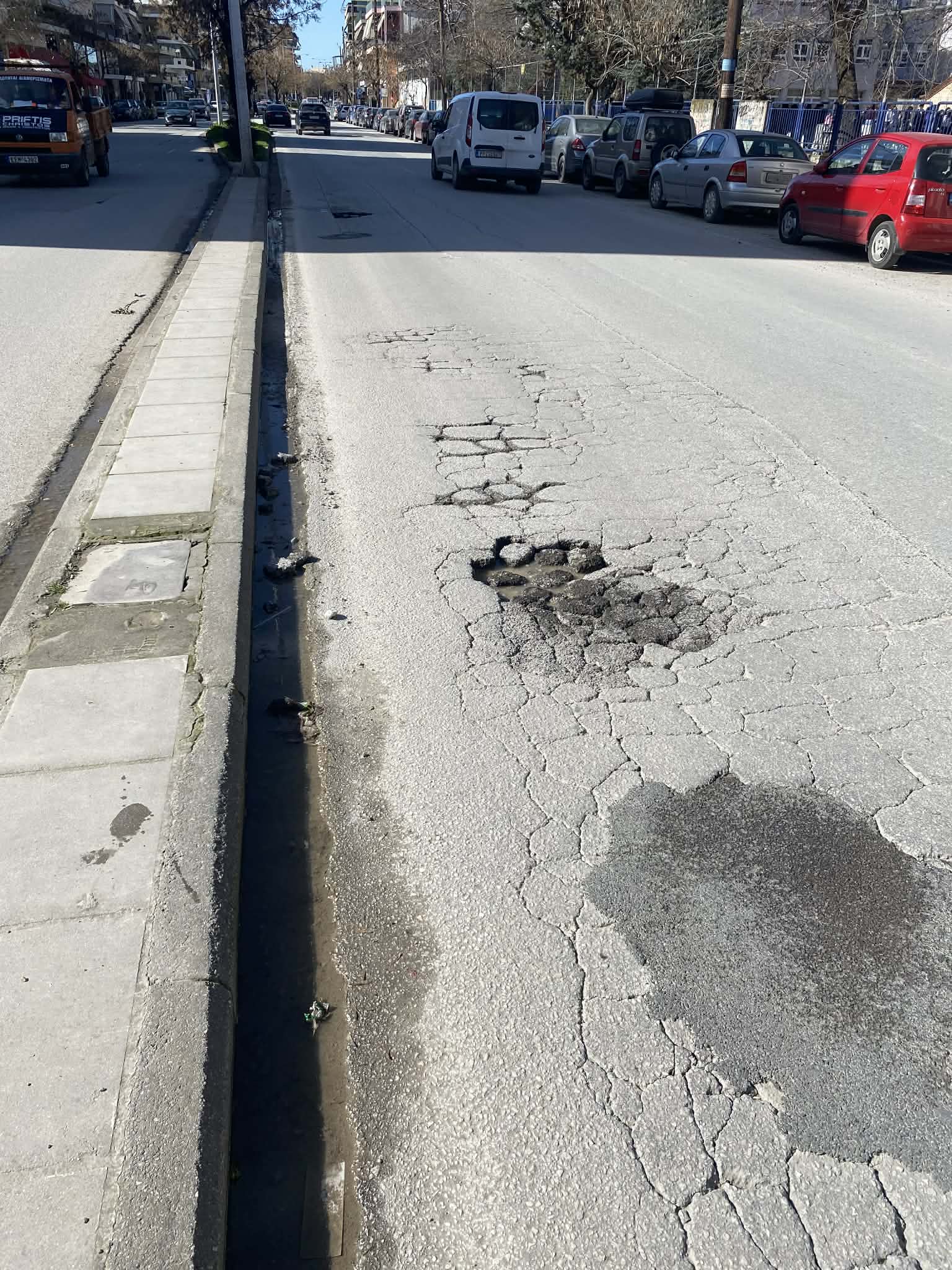 Επικίνδυνες λακούβες άνοιξαν από τις βροχές στην Ηρώων Πολυτεχνείου απέννατι από το 5ο Λύκειο (ΦΩΤΟ)