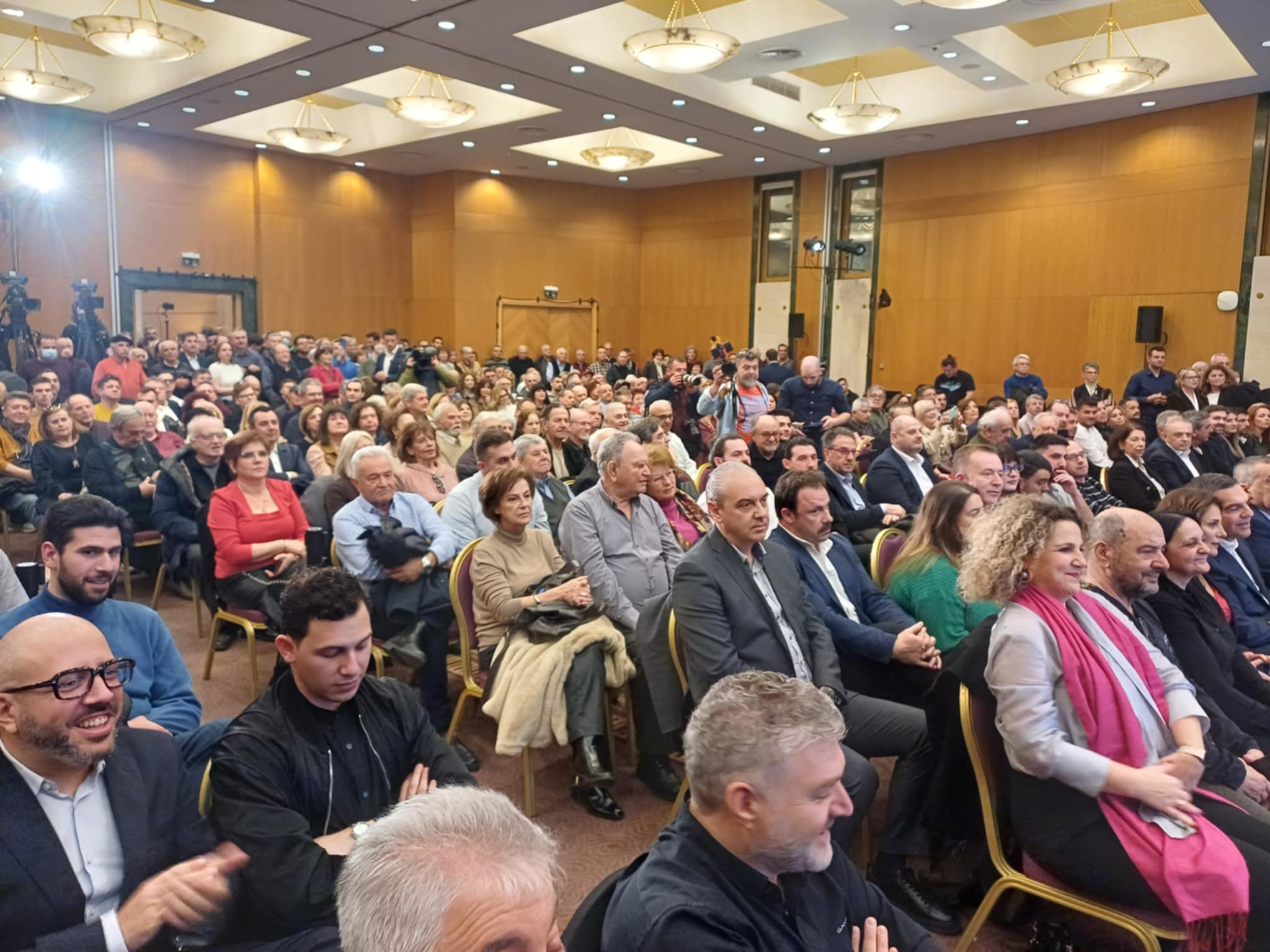 Πλήθος κόσμου για την «Ιθάκη» του Αλέξη Τσίπρα στη Λάρισα- δείοτε live την εκδήλωση