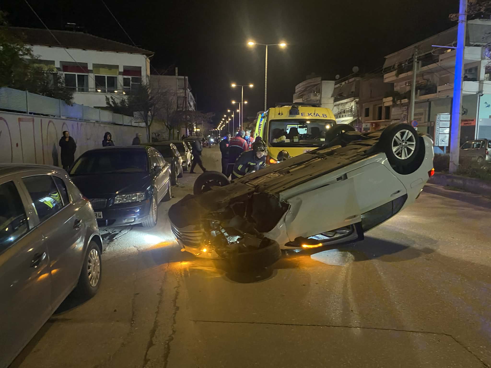 Θεαματικό τροχαίο στη Λάρισα- αναποδογύρισε ΙΧ έπειτα από σύγκρουση με άλλο και σερνόταν με τον ουρανό (ΦΩΤΟ)