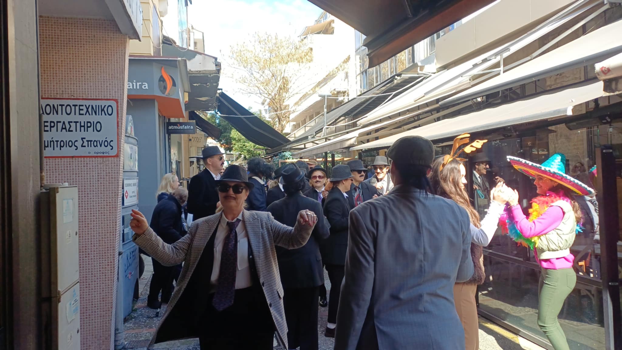 Ξεφαντώνει η Λάρισα στο κέντρο με τα μπουλούκια που ξεκίνησαν από το αρχαίο Θέατρο (ΦΩΤΟ+video)