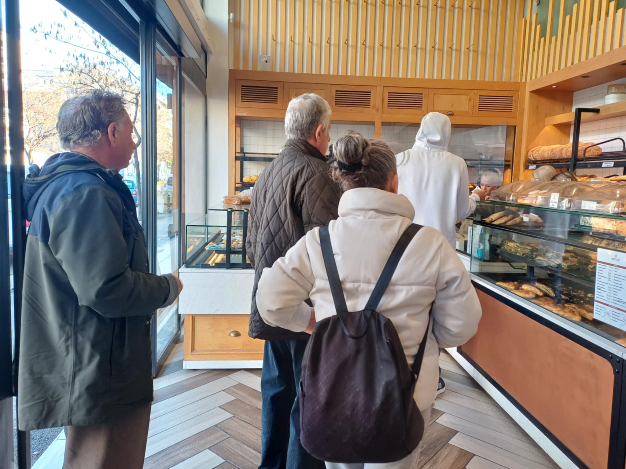 Ουρές οι Λαρισαίοι στα αρτοποιεία για την προμήθεια λαγάνας (ΦΩΤΟ)