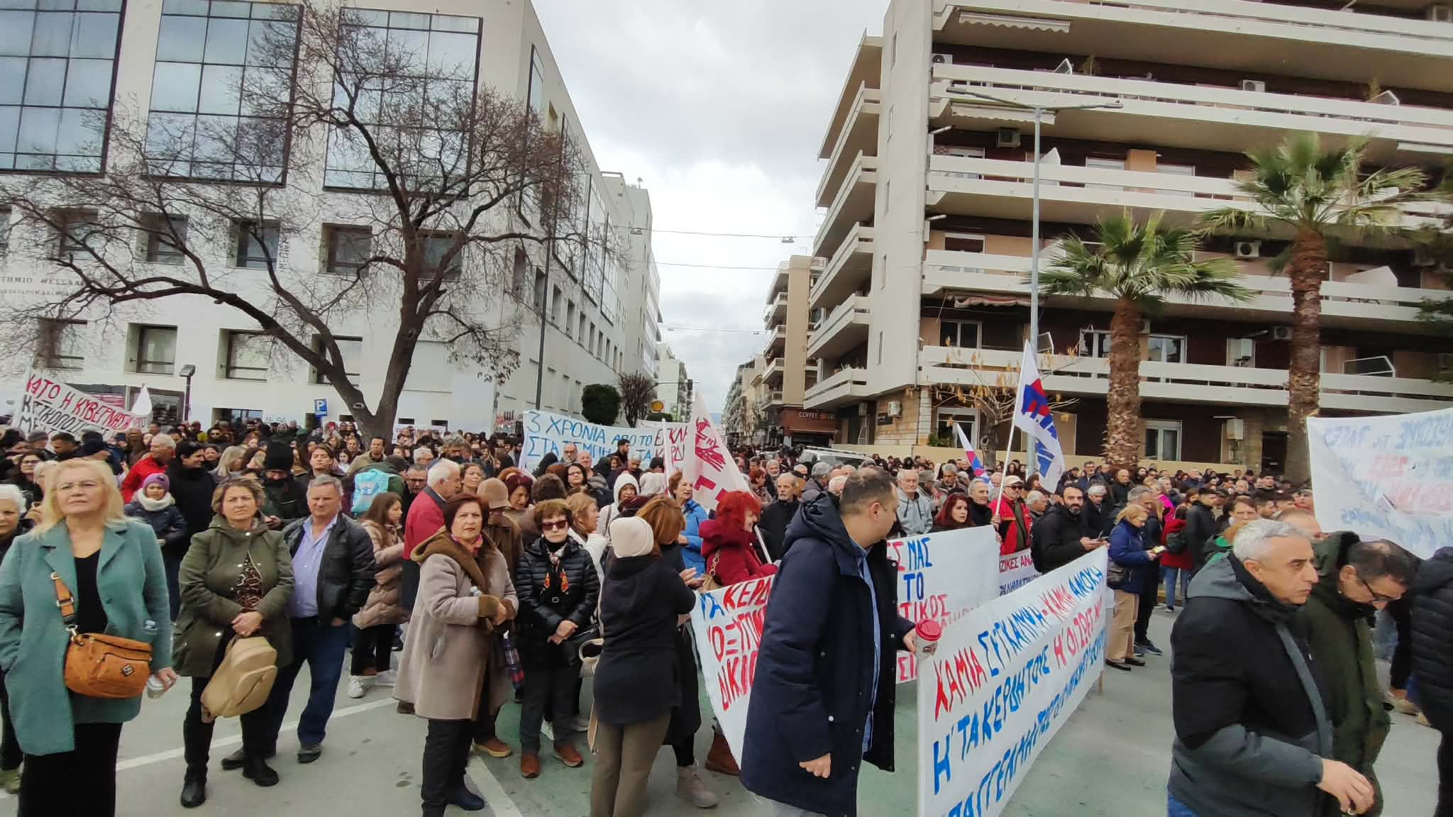 Ο Βόλος ζήτησε διακιοσύνη για τα Τέμπη- ογκώδης συγκέντρωση στην παραλία και πορεία στο κέντρο της πόλης(ΦΩΤΟ)