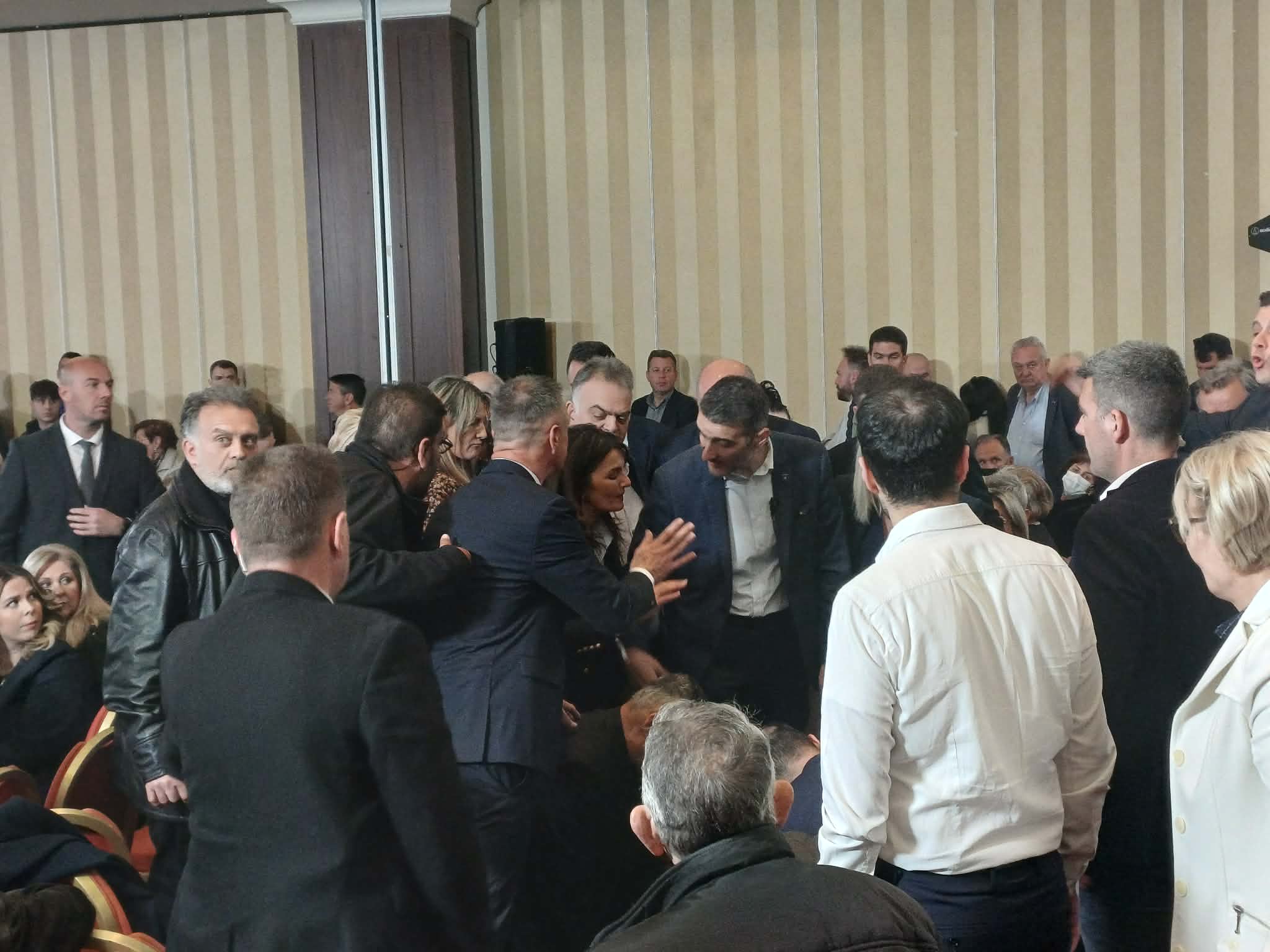 Λιποθυμικό επεισόδιο την ώρα του προσυνεδρίου - έγκαιρη επέμβαση γιατρών (ΦΩΤΟ)