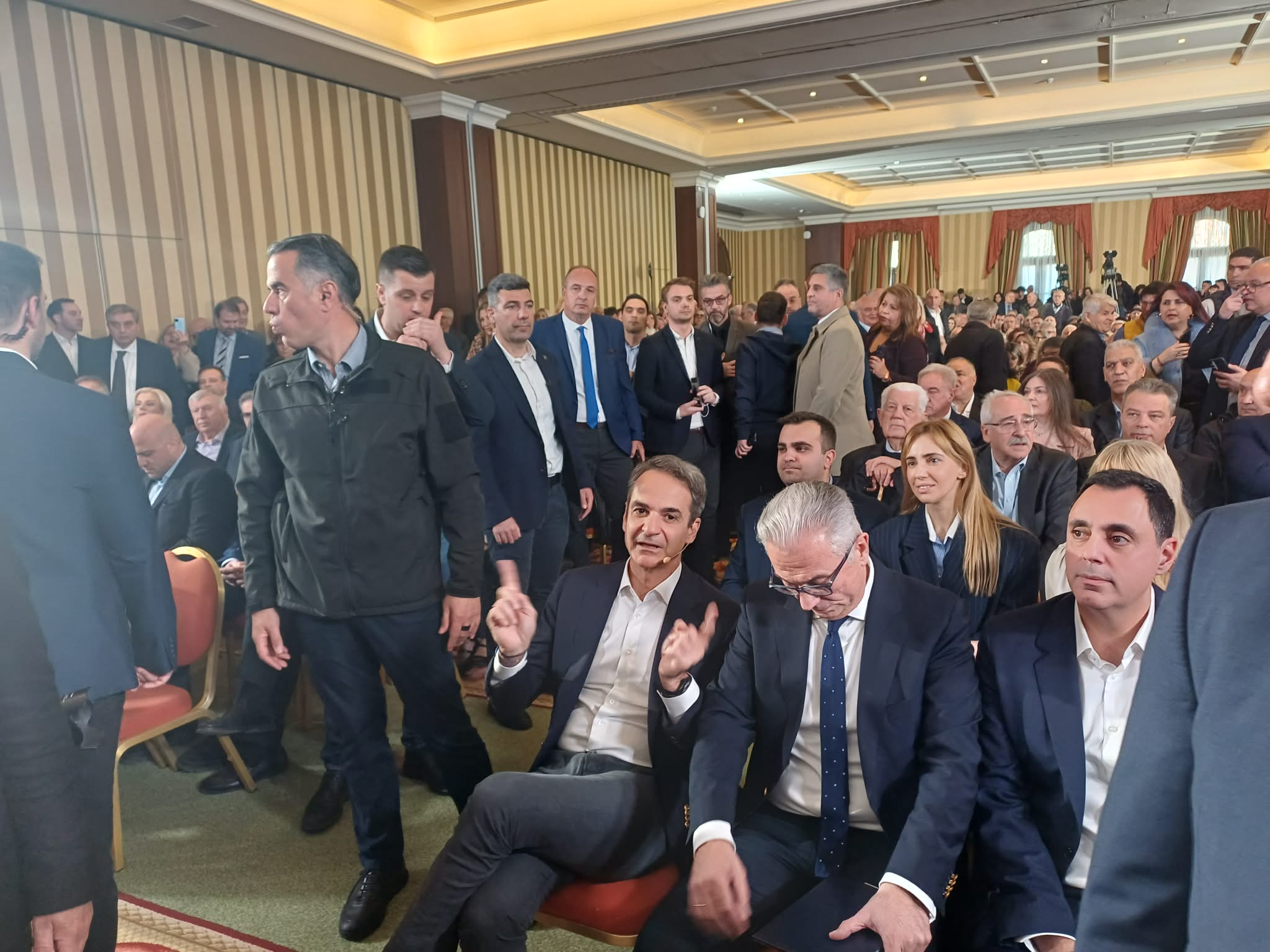 Φωτογραφγικά κλικς από την παρουσία Μητσοτάκη στη Λάρισα (ΦΩΤΟ)