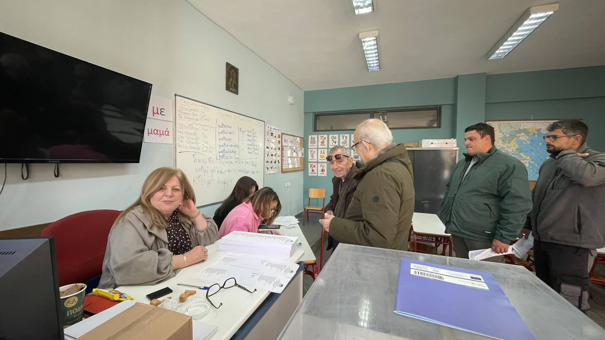 Σήμερα το ΠΑΣΟΚ ψηφίζει: εσωκομματικές κάλπες για τους 4.000 συνέδρους-αθρόα προσέλευση στη Λάρισα (ΦΩΤΟ)