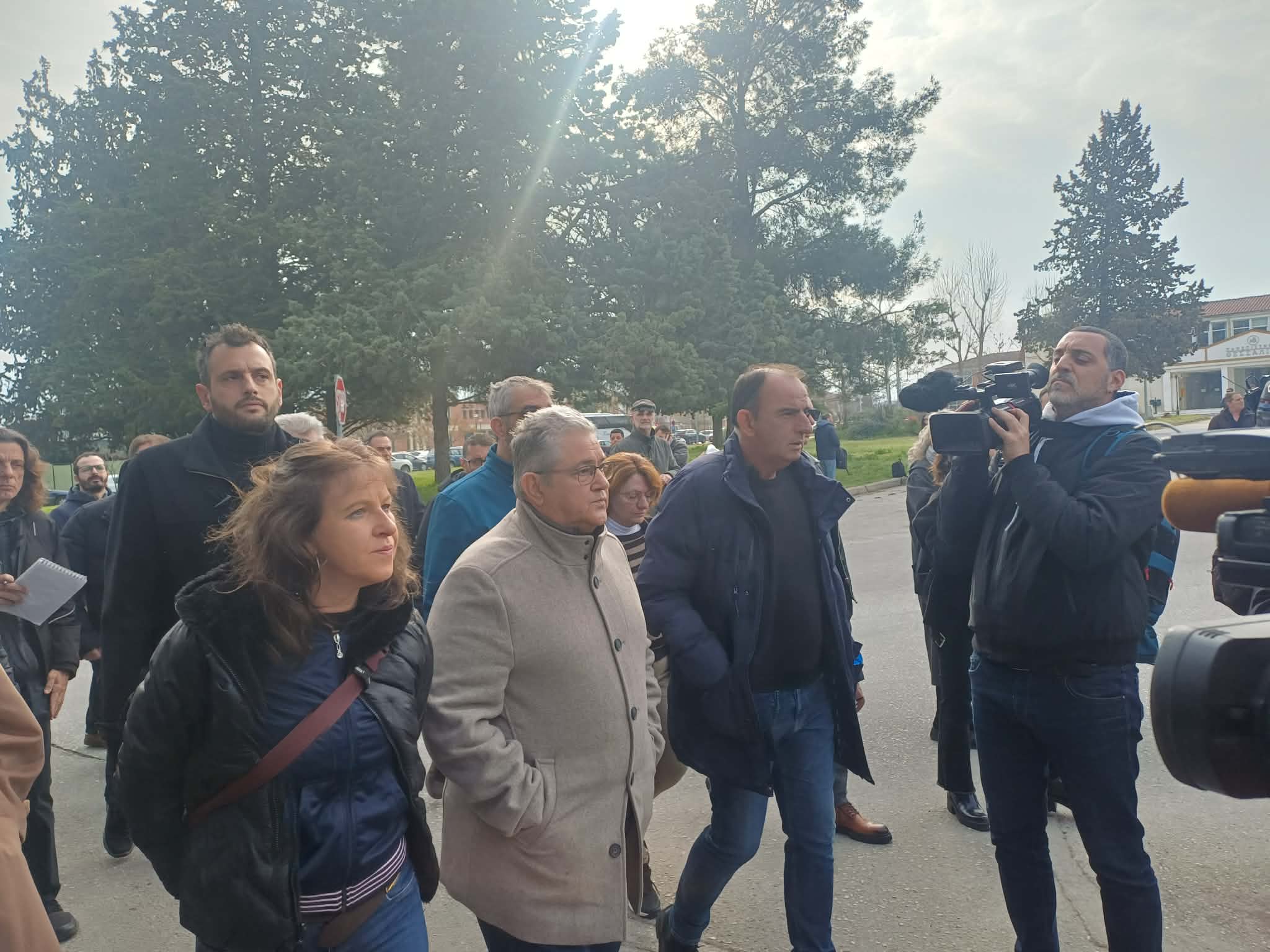 Με διαμαρτυρίες για τη χωρητικότητα της αίθoυσας και δρακόντεια μέτρα ασφαλείας ξεκίνησε η δίκη των Τεμπών (ΦΩΤΟ+video)