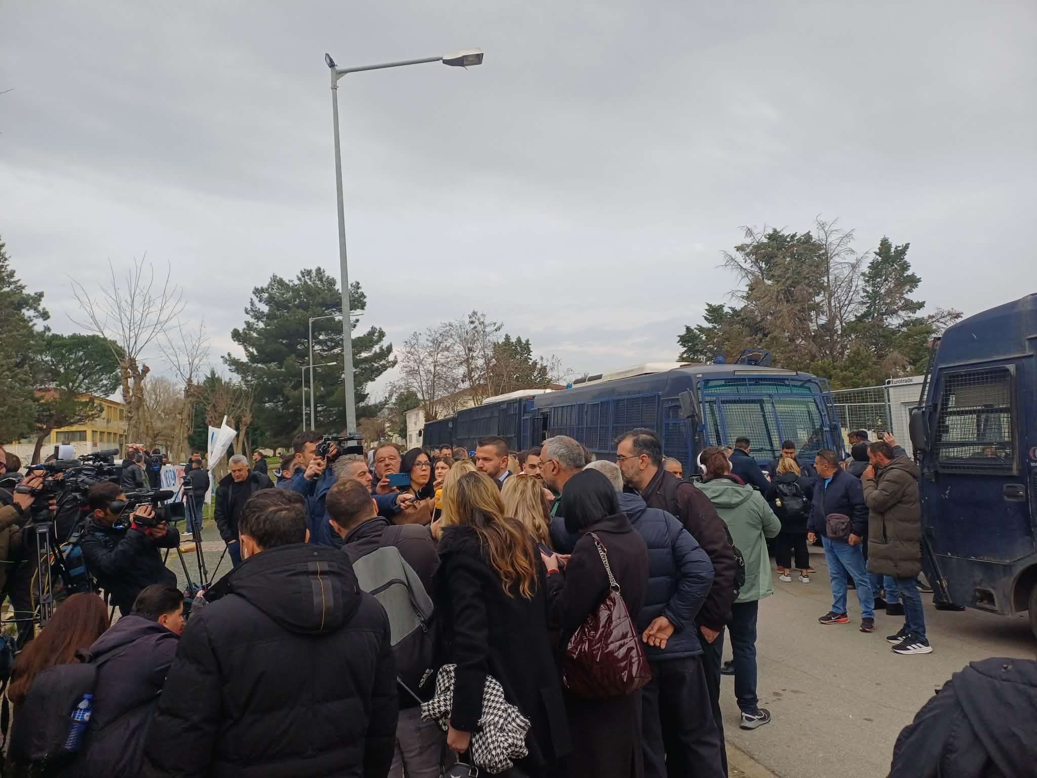 Εκατοντάδες πολίτες φορείς και συλλογικότητες έξω από το Γεώπολις για τη δίκη των Τεμπών (ΦΩΤΟ+video)