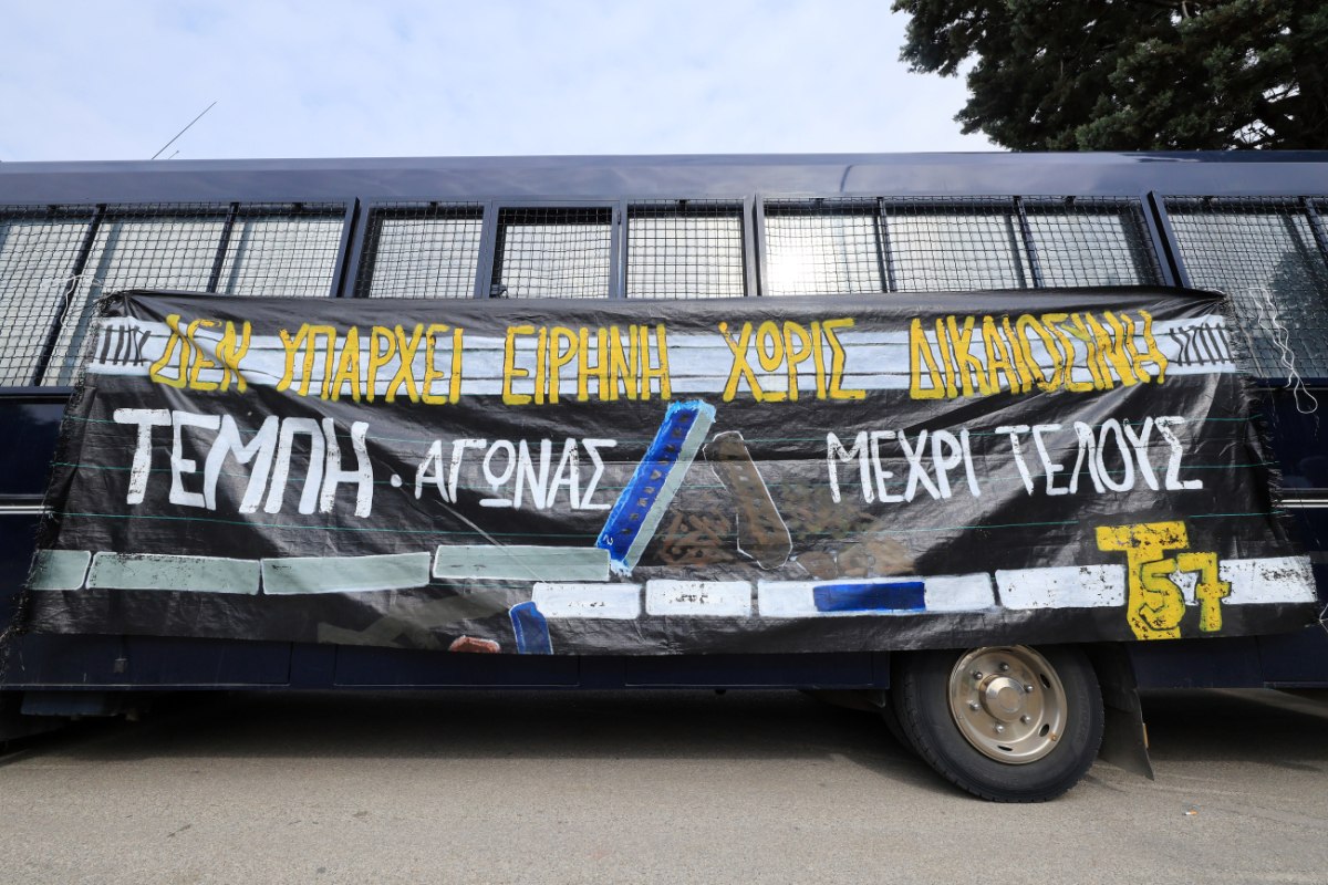 Διεκόπη για 1η Απριλίου η δίκη για τα Τέμπη -Ένταση, αιτήματα για αλλαγή αίθουσας, «αίσχος, ντροπή» φώναζαν συγγενείς (ΦΩΤΟ)