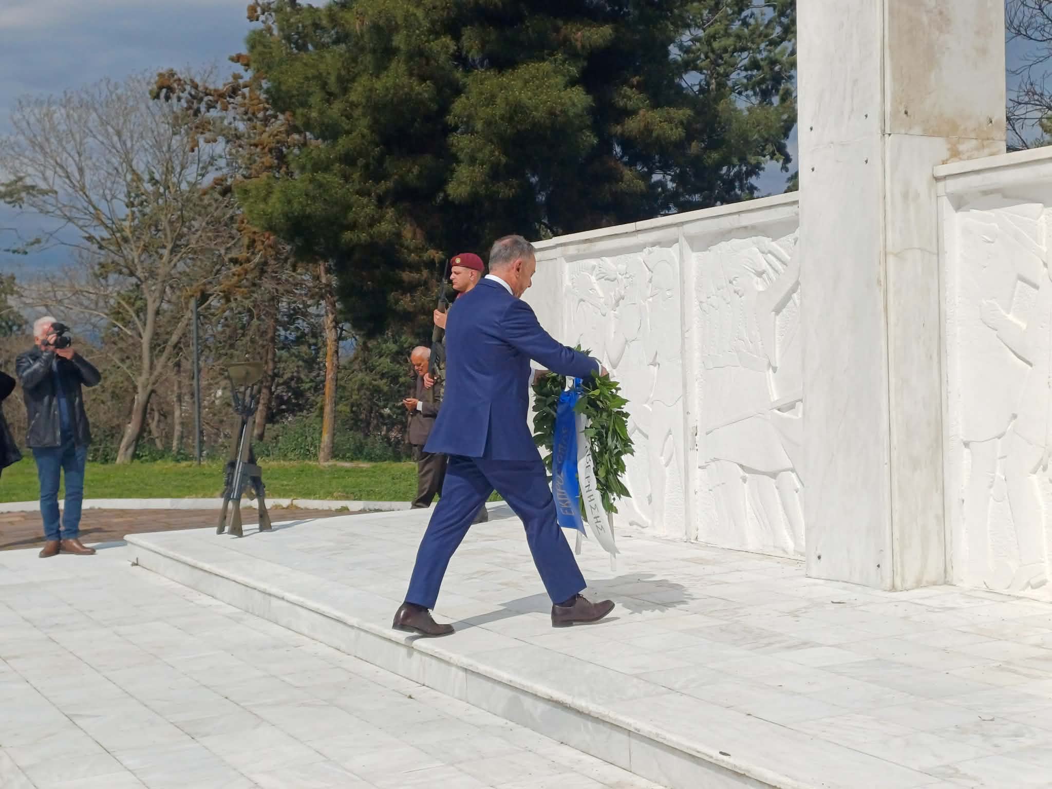 Όλα έτοιμα για την παρέλαση στη Λάρισα- κατάθεση στεφάνων στο λόφο του Φρουρίου