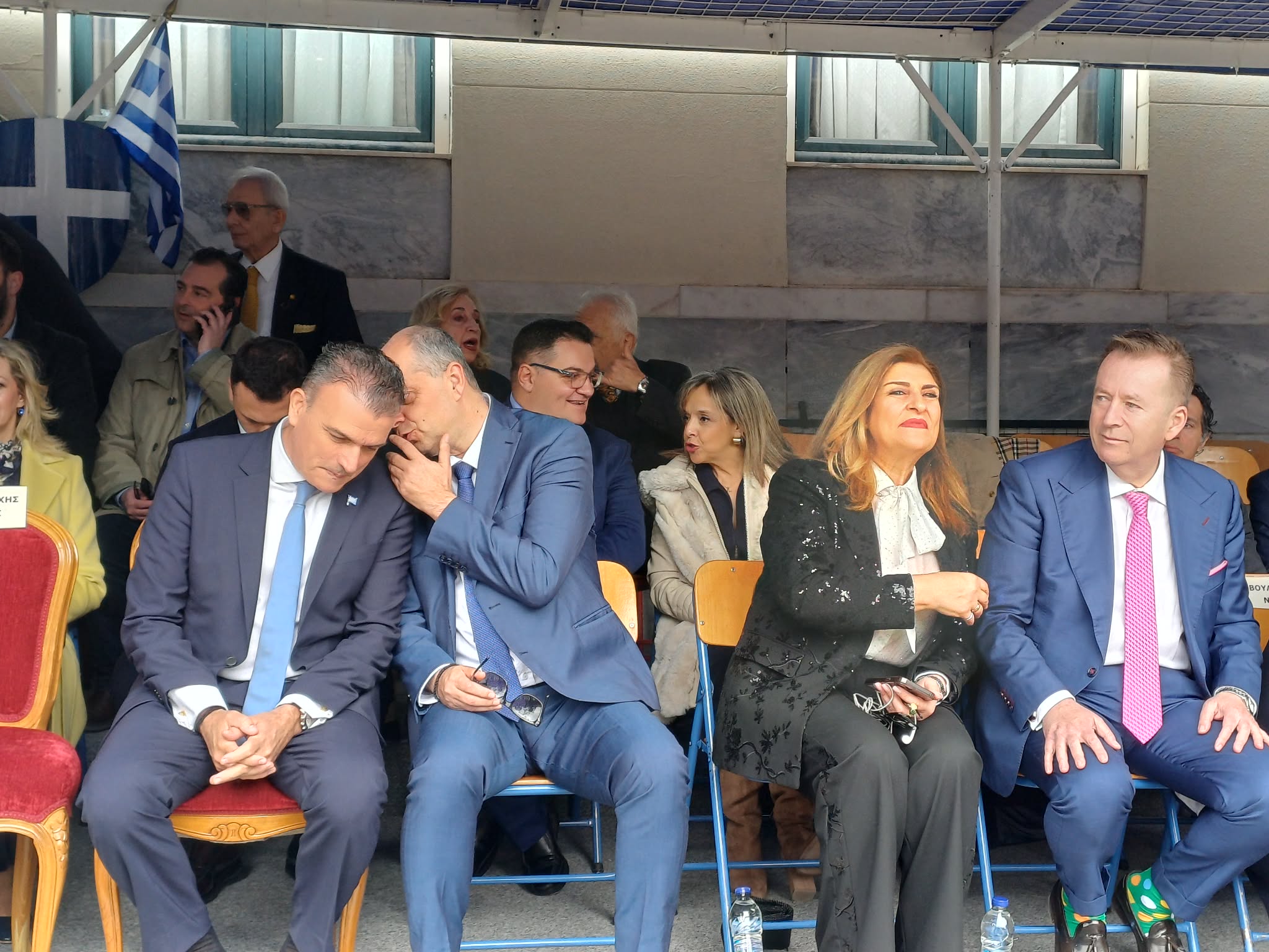 Εικόνες και βίντεο από την παρέλαση της Λάρισας- με αραι΄-η συννεφιά πλήθος κόσμου την παρακολουθεί