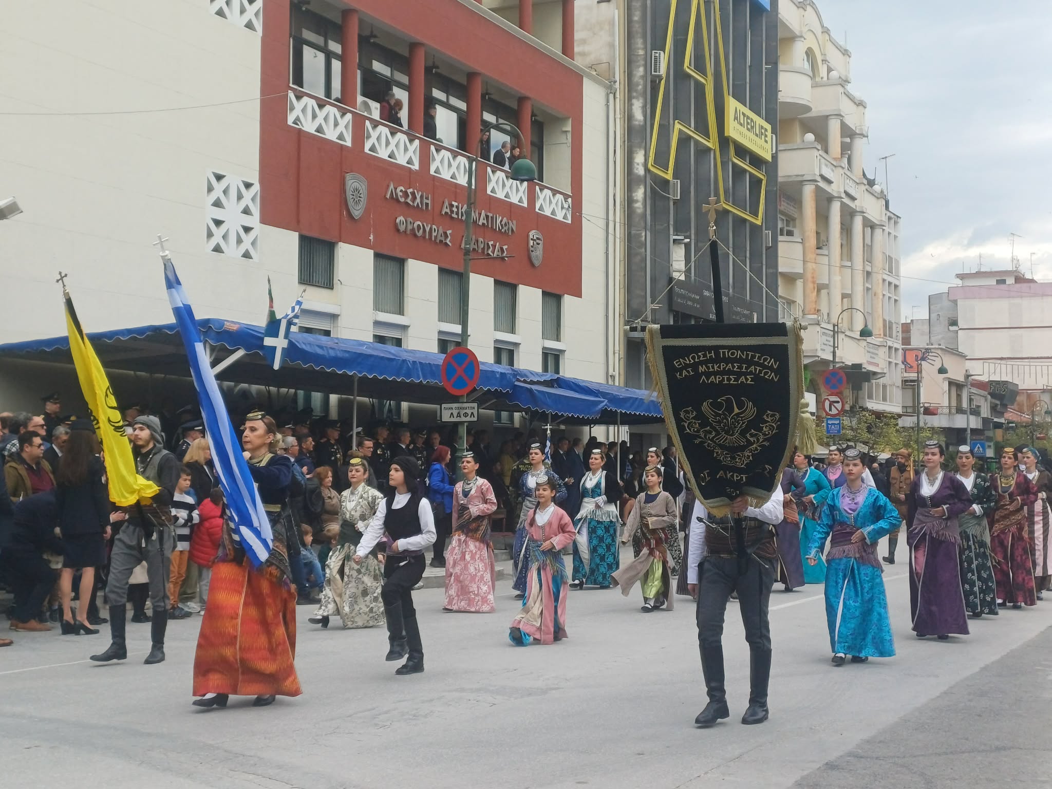 Εντυπωσιακή η παρουσία μαθητών και ενόπλων δυνάμεων στην παρέλαση της Λάρισας απέσπασε θερμά χειροκροτήματα (ΦΩΤΟ)