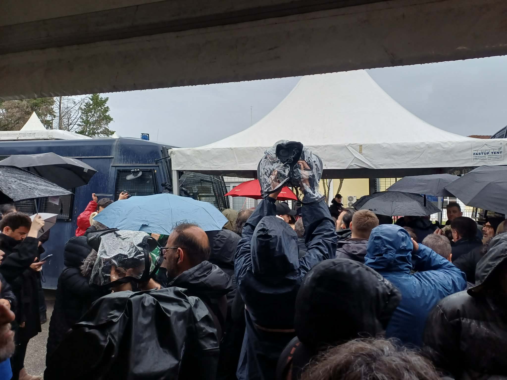 Ένταση από το πρωί στη δίκη Τεμπών- αστυνομικός έλεγχος για τους συγγενείς κάτω από βροχή (ΦΩΤΟ+video)