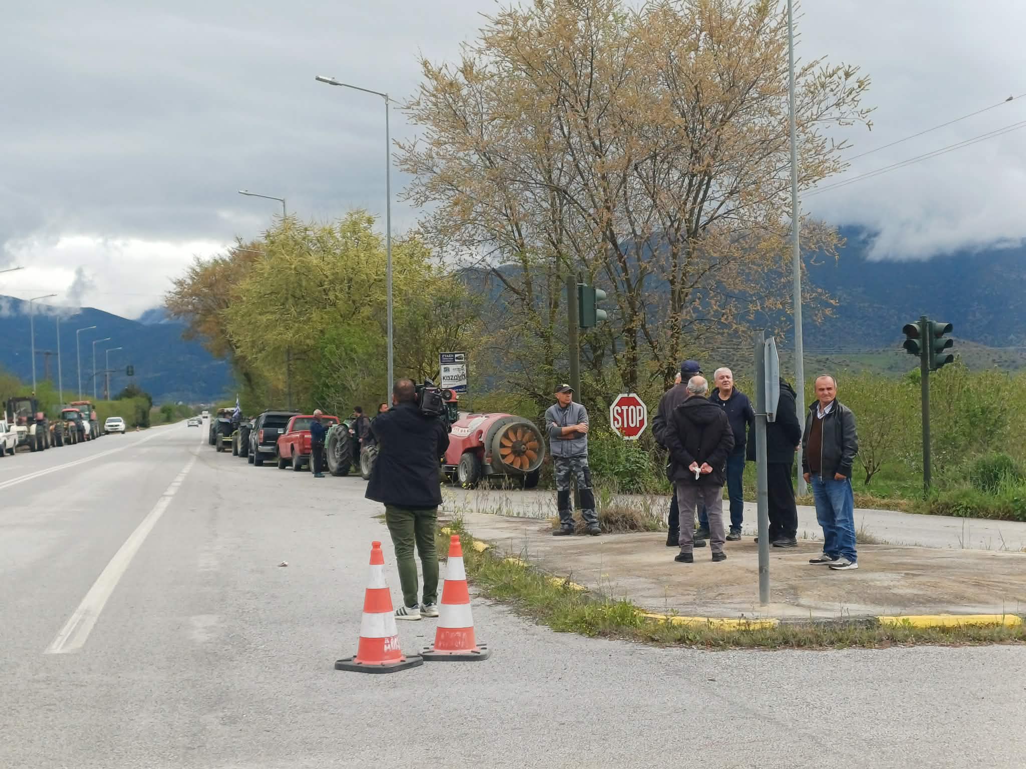 Μπλόκο διαμαρτυρίας από αγρότες δήμου Τεμπών και Τυρνάβου για τις αποζημιώσεις στα φερτά από Ντάνιελ (ΦΩΤΟ)