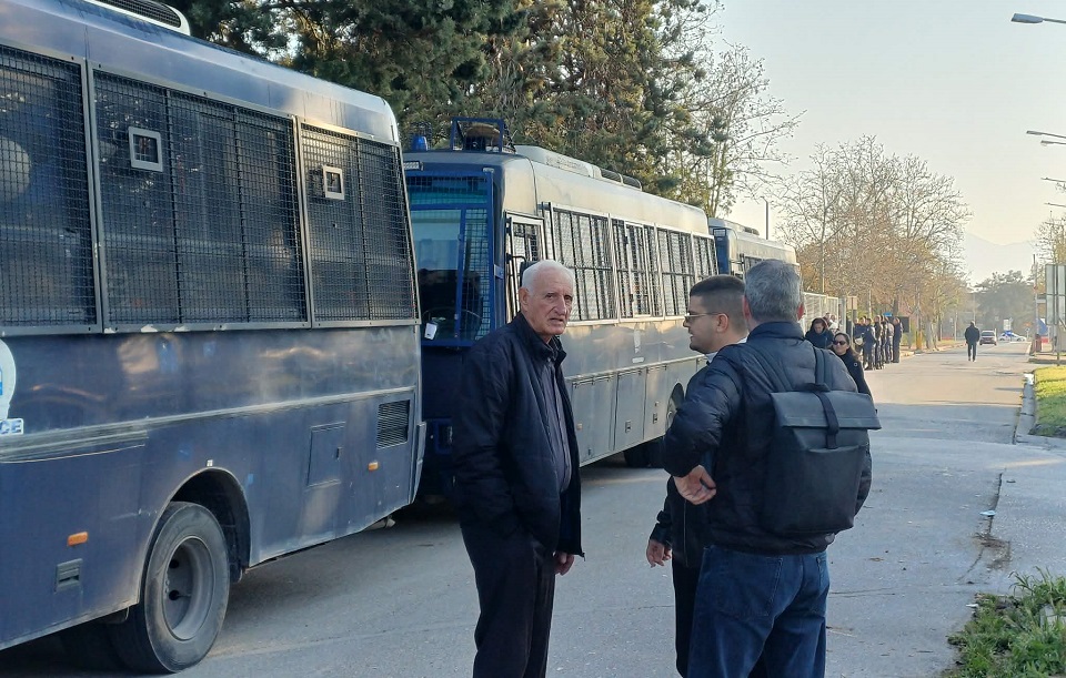 Λιγότερος κόσμος στη σημερινή δίκη για τα Τέμπη, ομαλά κυλάει η διαδικασία νομιμοποιήσεων – 36 κατηγορούμενοι στο εδώλιο