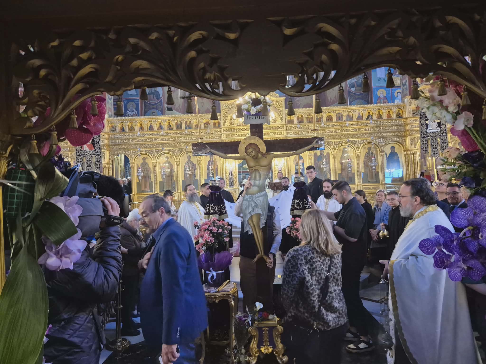 Πλήθος Λαρισαίων στον Άγιο Νικόλαο για την κορύφωση του θείου δράματος με τον εσπερινό της αποκαθήλωσης (ΦΩΤΟ+video)