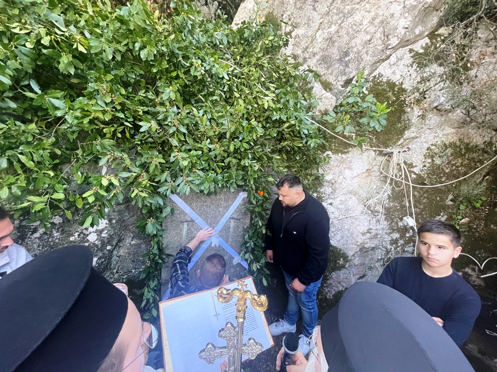 Πλήθος πιστών στην Ακολουθία της Αποκαθήλωσης στον λόφο Γολγοθά της Κάτω Ξενιάς στον Αλμυρό