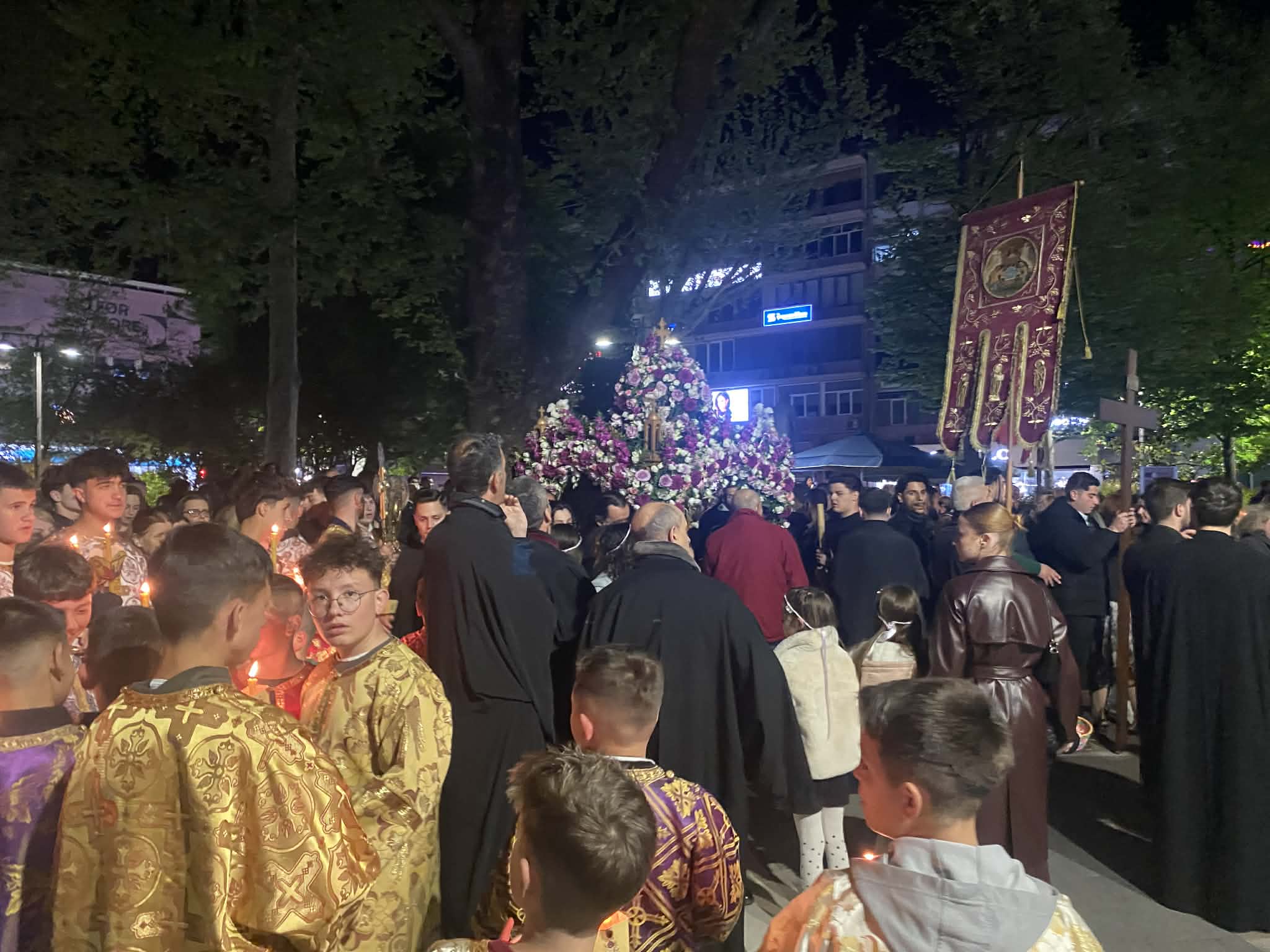 Ω γλυκύ μου λεαρ- κατάνυξη από χιλιάδες πιστούς στη συγκέντρωση των επιταφίων στην κεντρική πλατεία Λάρισας (ΦΩΤΟ)