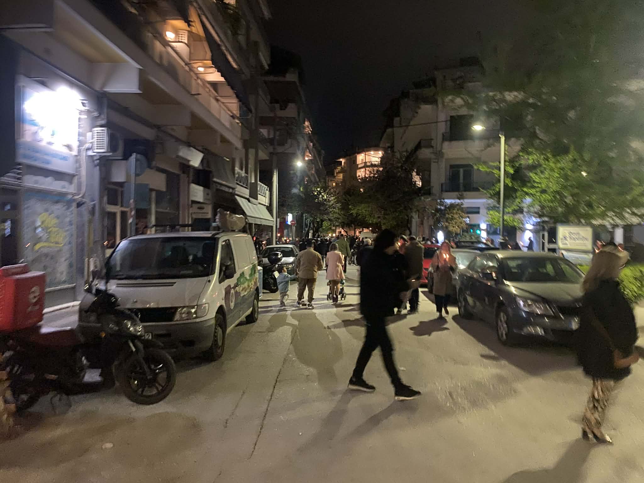 Χριστός Ανέστη στη Λάρισα: Πλήθος πιστών στον Άγιο Νικόλαο (ΦΩΤΟ)