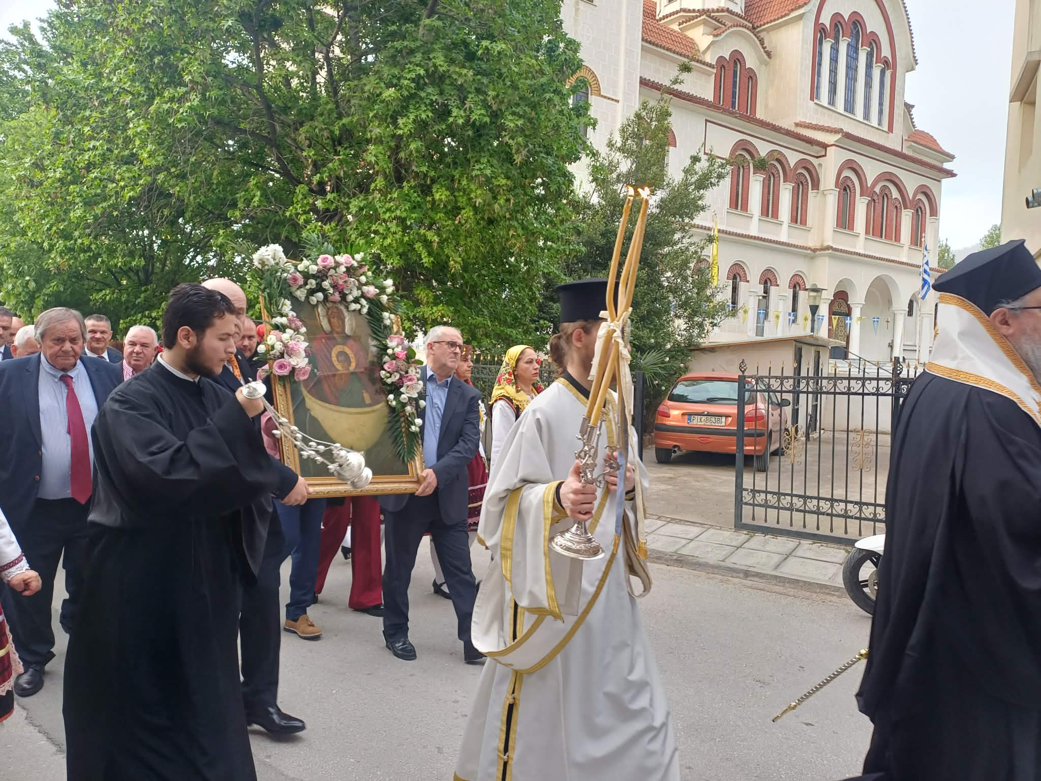 Εορταστικό κλίμα με εκατοντάδες πιστούς στη λειτουργία της Ζωοδόχου πηγής στα Ταμπάκια στη Λάρισα (ΦΩΤΟ+video)