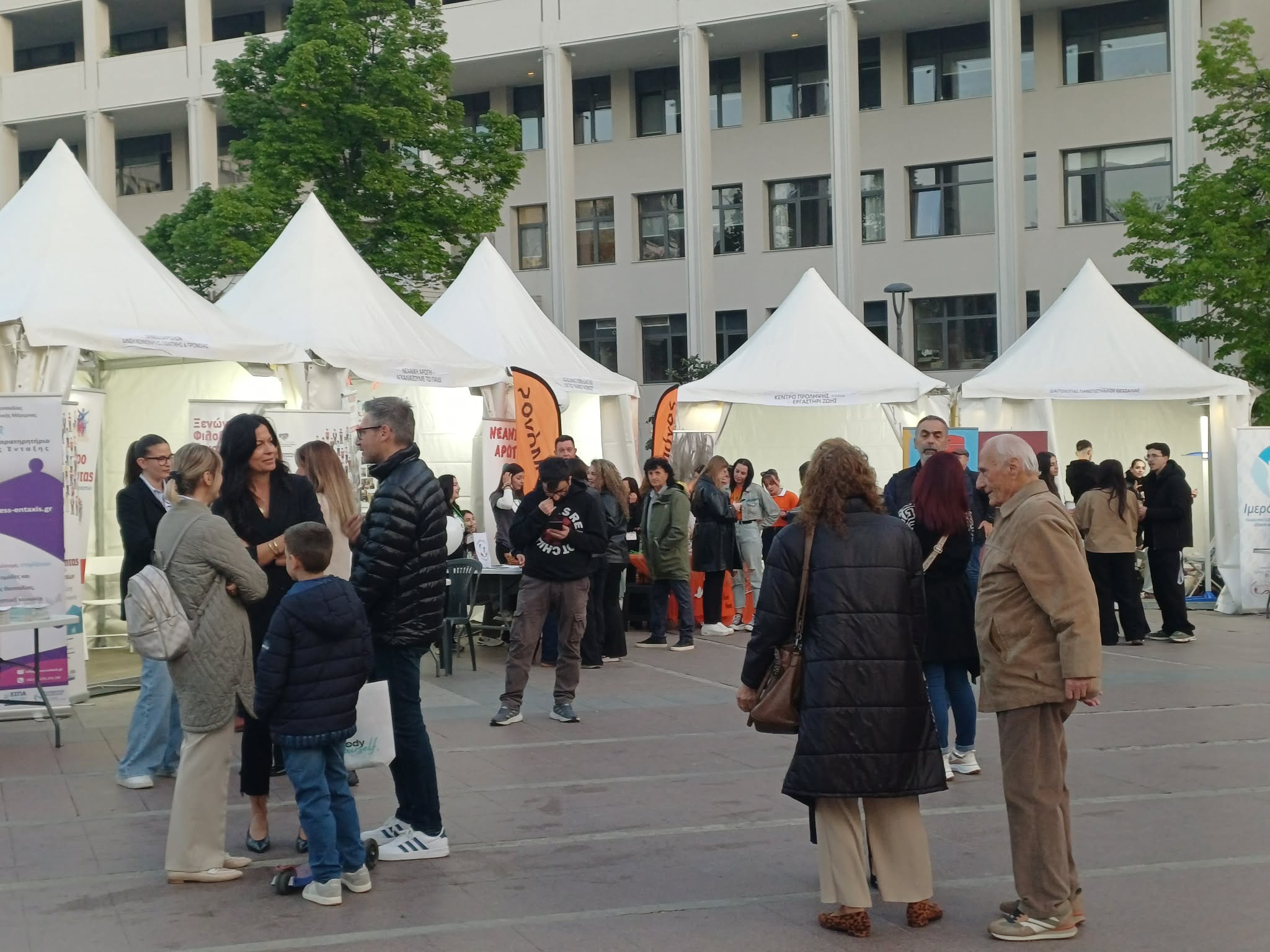 Η Λάρισα άνοιξε μια μεγάλη αγκαλιά  στην κεντρική πλατεία -επίσημη έναρξη του «Μαζί Μια Αγκαλιά 2026» (ΦΩΤΟ+video)