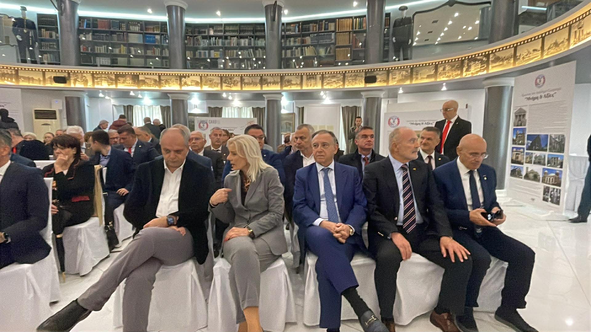 Με έντονη βροχή τα αποκαλυπτήρια του μνημείου για την ελληνική ομογένεια στον κόμβο Βόλου με Ηρώων Πολυτεχνείου (ΦΩΤΟ)