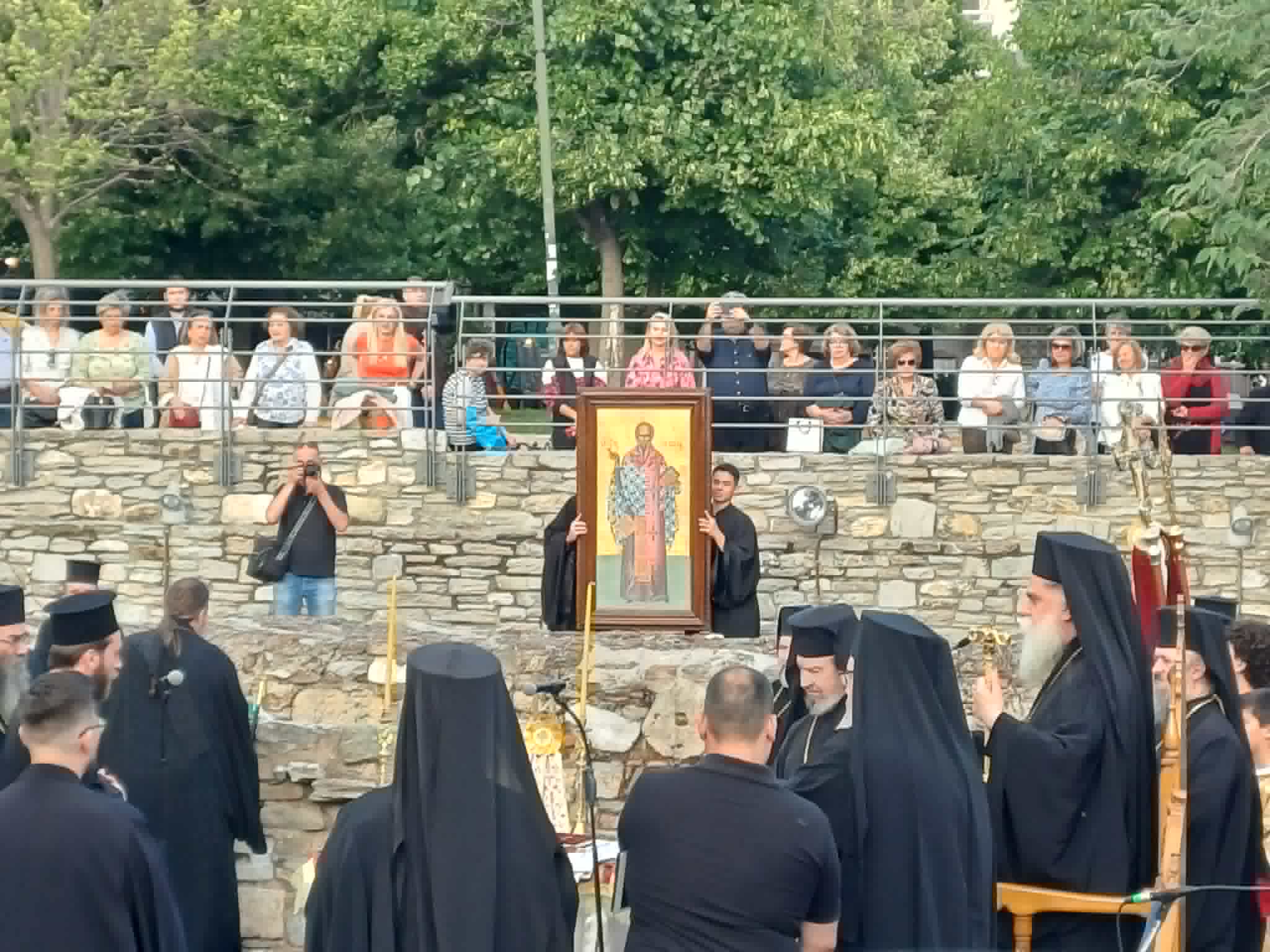 Πλήθος πιστών στον Αρχιερατικό Εσπερινό στην παλαιά Βασιλική του Αγίου Αχιλλίου στο Φρούριο Λαρίσης (ΦΩΤΟ+video)
