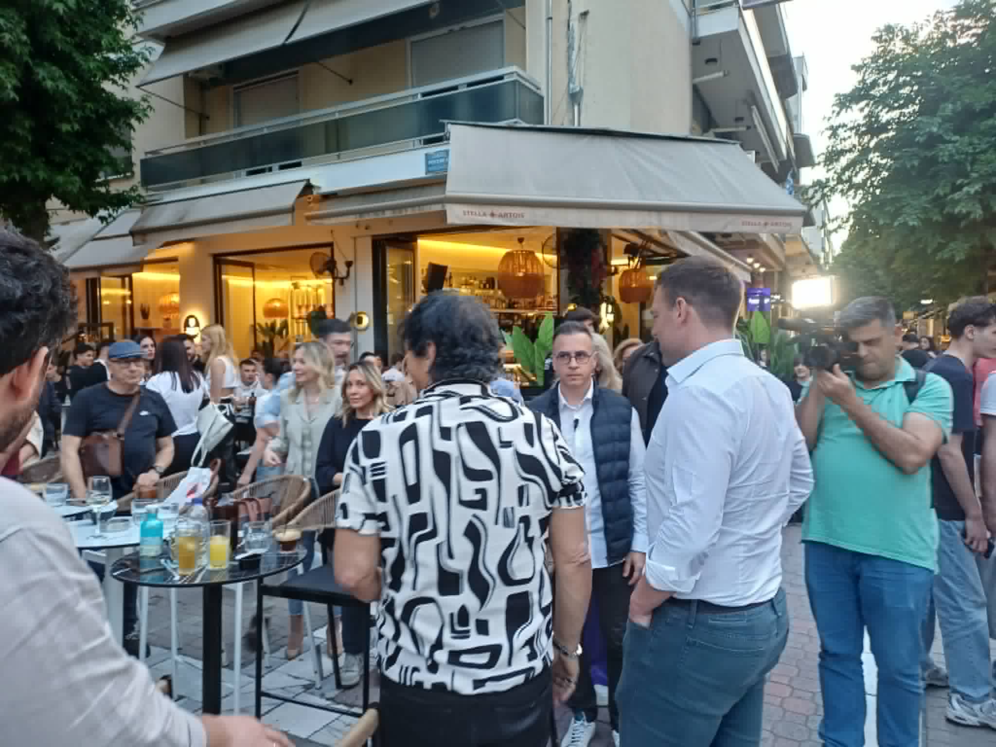 Βόλτα στις κεντρικές καφετέριες το απόγευμα στη Λάρισα έκανε ο Στέφανος Κασσελάκης (ΦΩΤΟ)