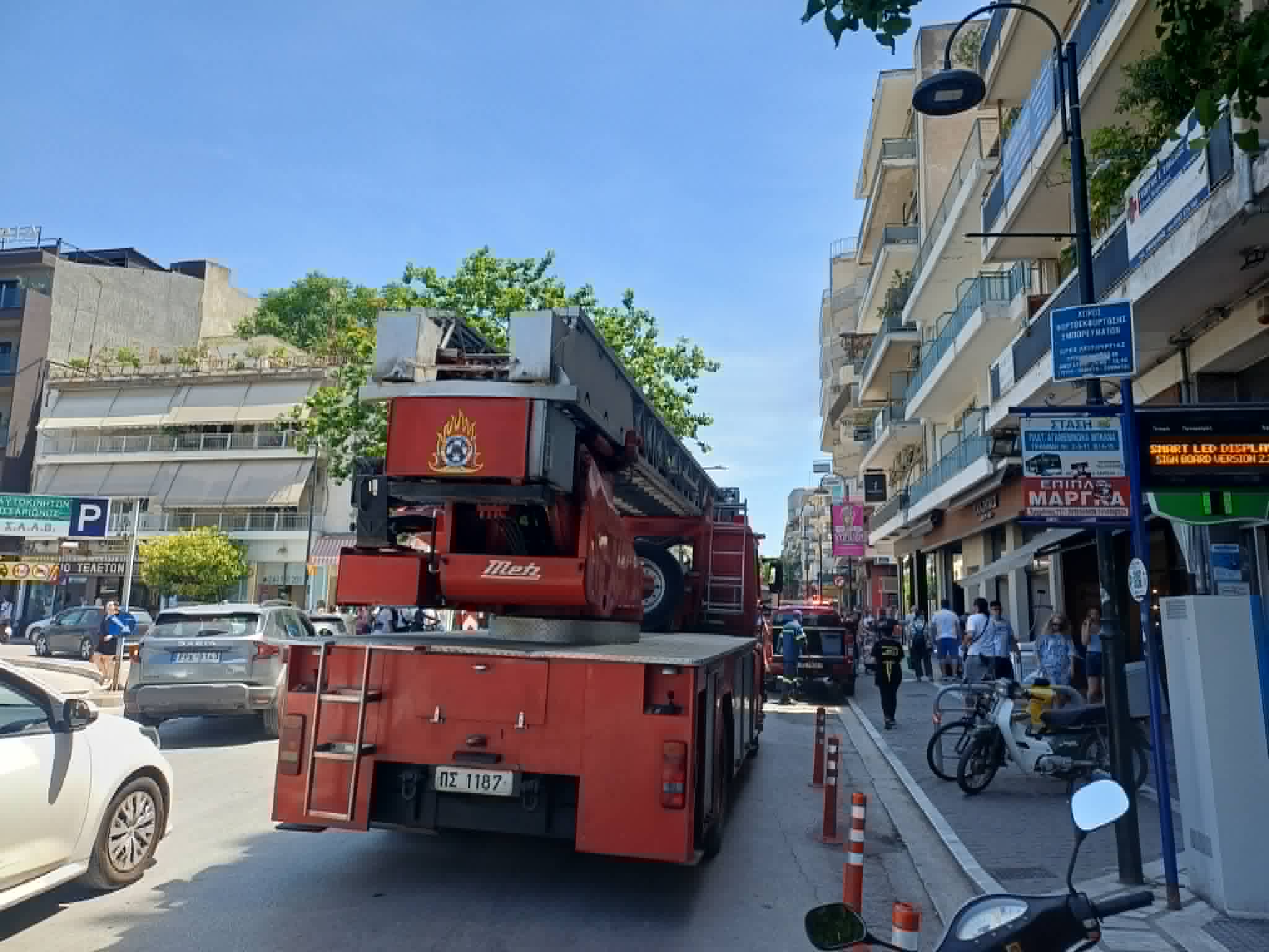 Συναγερμός στην Πυροσβεστική για φωτιά σε διαμέρισμα στο κέντρο της Λάρισας (ΦΩΤΟ)
