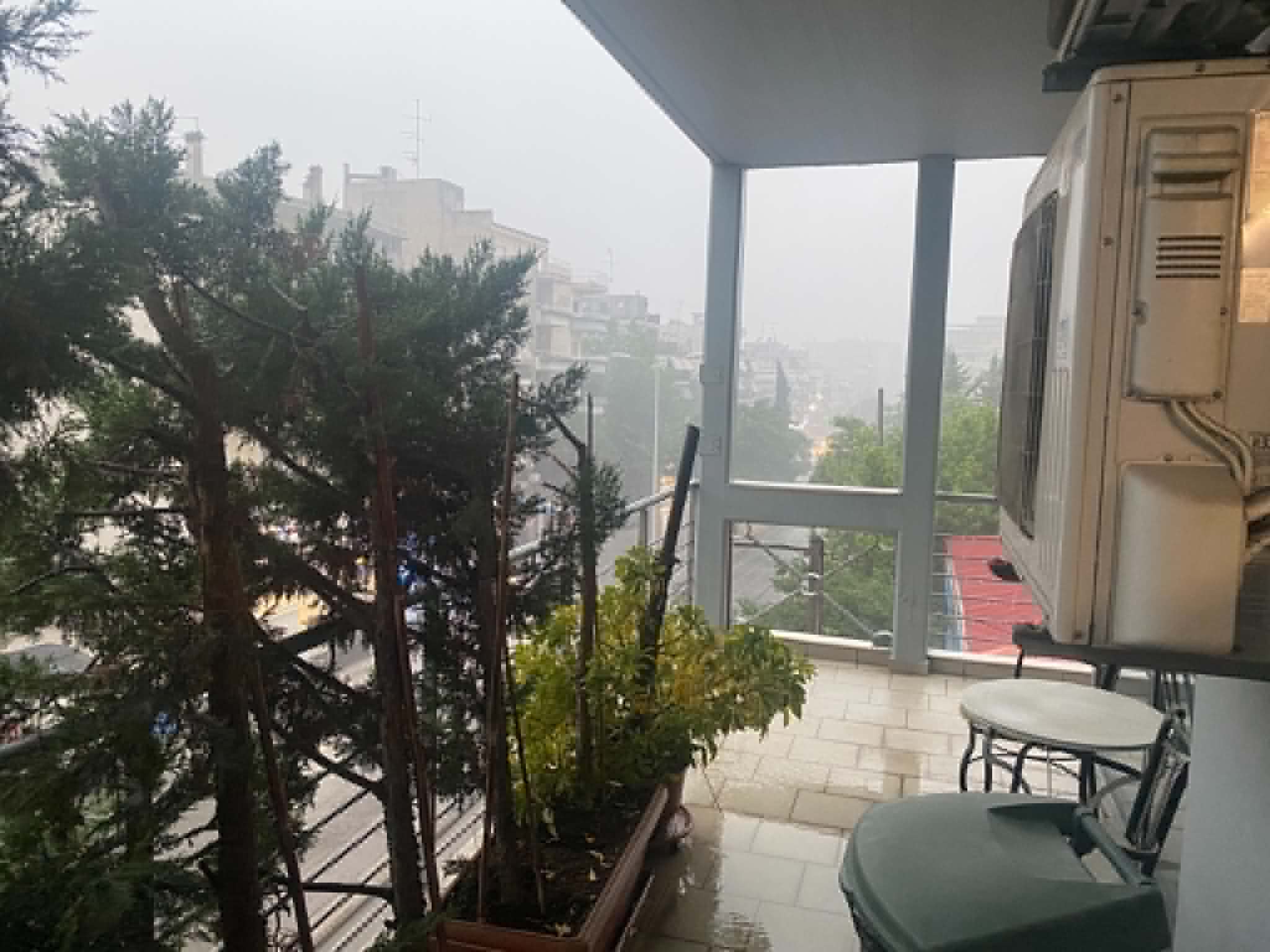 Ισχυρό μπουρίνι αργά το απόγευμα στη Λάρισα  με δυνατό αέρα και βροχή (ΦΩΤΟ)