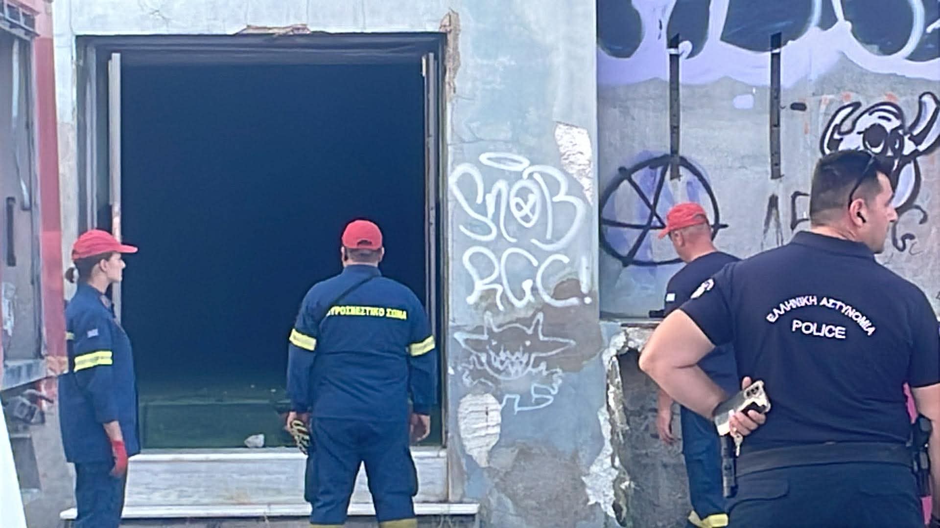 Συναγερμός για φωτιά στο παλίο κτίριο του Μπόουλιγκ στη Λάρισα (ΦΩΤΟ+video)
