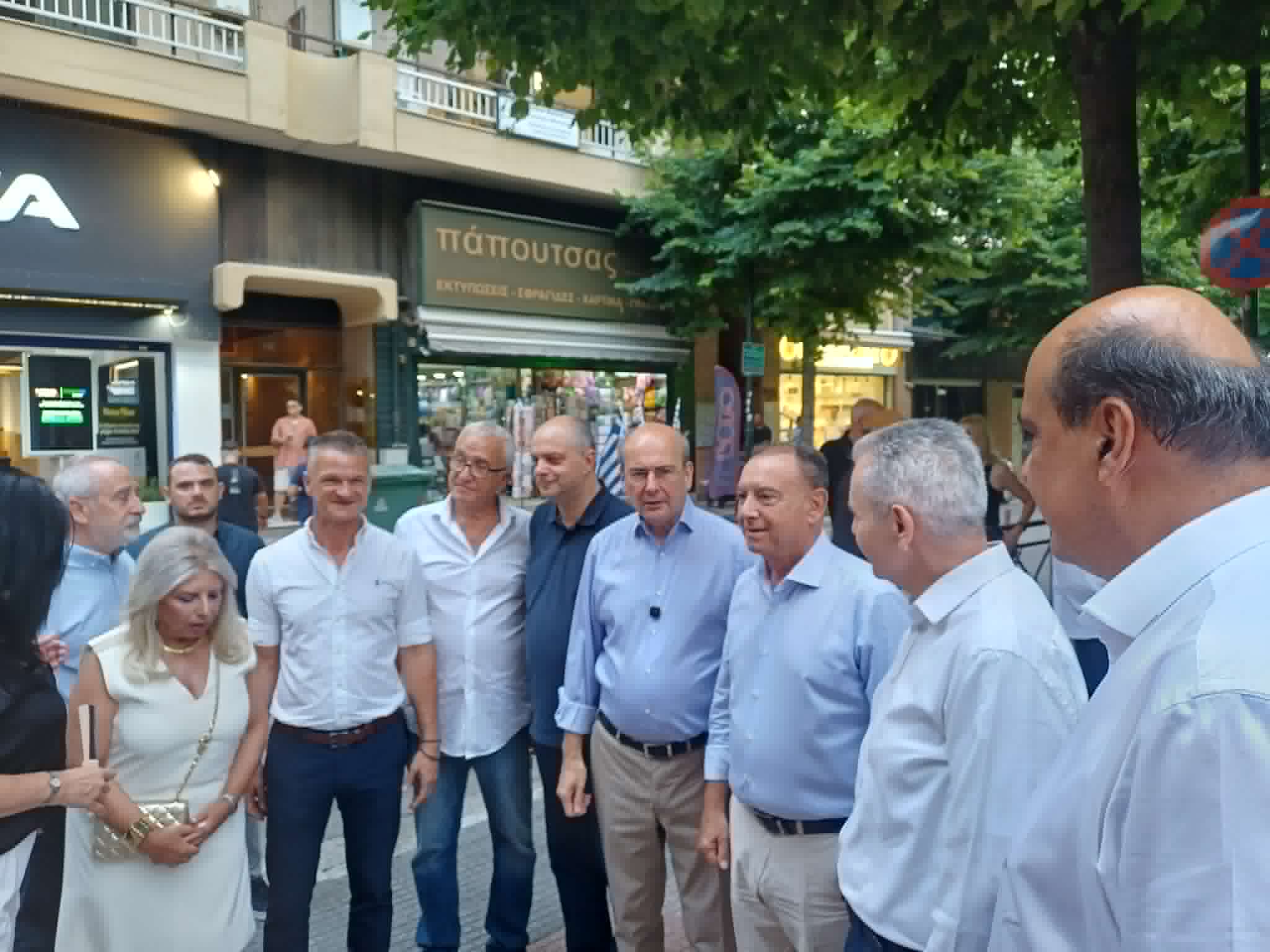 Κ. Χατζηδάκης από τη Λάρισα: Εκλογές την άνοιξη του 2027- βόλτα στο εμπορικό κέντρο της πόλης (ΦΩΤΟ)