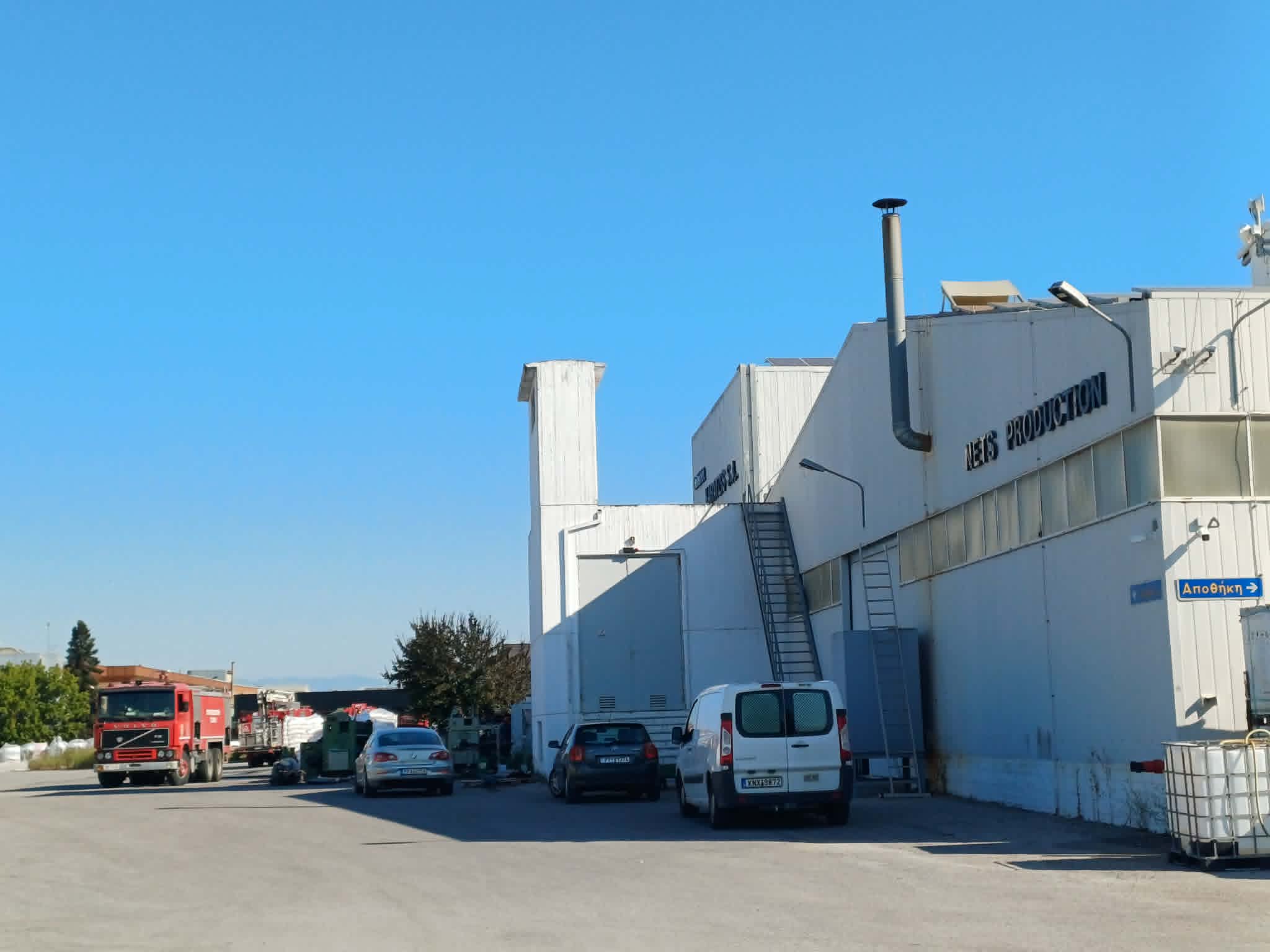 Κατασβέστηκε η φωτιά στο εργοστάσιο Καράτζη μετά από ολονύχτια μάχη με τις φλόγες 40 πυροσβεστών (ΦΩΤΟ)