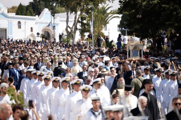 Χιλιάδες πιστοί για τον εορτασμό της Κοιμήσεως της Θεοτόκου στην Τήνο