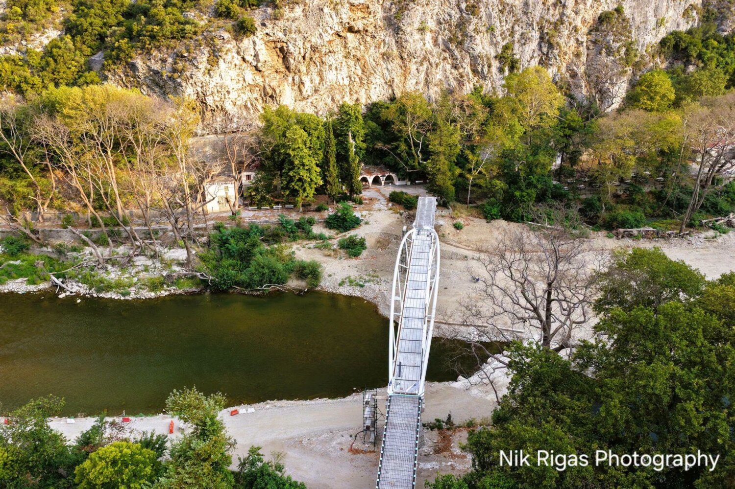 Σχεδόν έτοιμη η πεζογέφυρα της Αγίας Παρασκευής στα Τέμπη (ΦΩΤΟ)