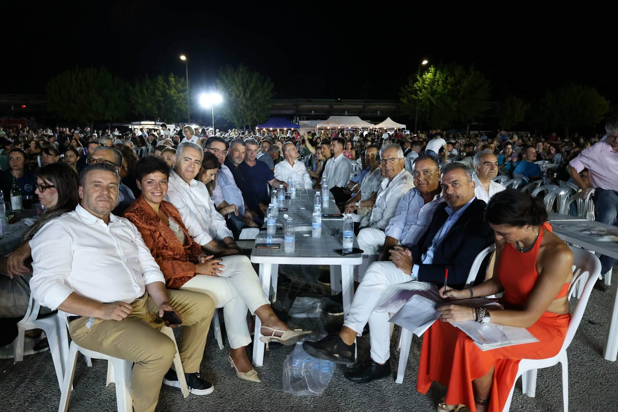 μεγάλη επιτυχία το «Αστικό Γλέντι» της Λάρισας- πάνω από 4000 άνθρωποι στην κεντρική πλατεία (ΦΩΤΟ)