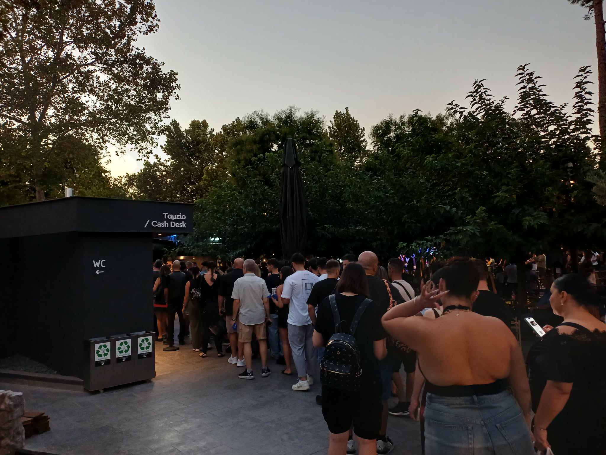 Μια δωρεά ζωής από τον Αλέξανδρο Τσουβέλα στη Λάρισα – Δωρεά απινιδωτή (ΦΩΤΟ)