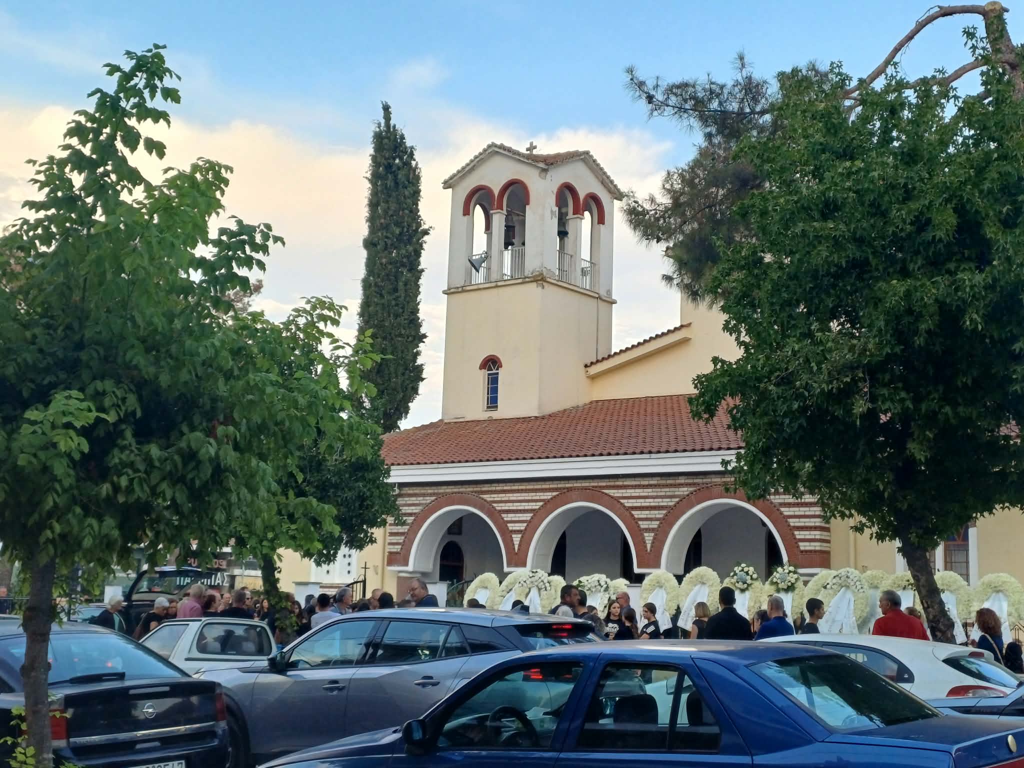 Απέραντη θλίψη το απόγευμα στο τελευταίο «αντίο» για τον 14χρονο Κωνσταντίνο Χολέβα