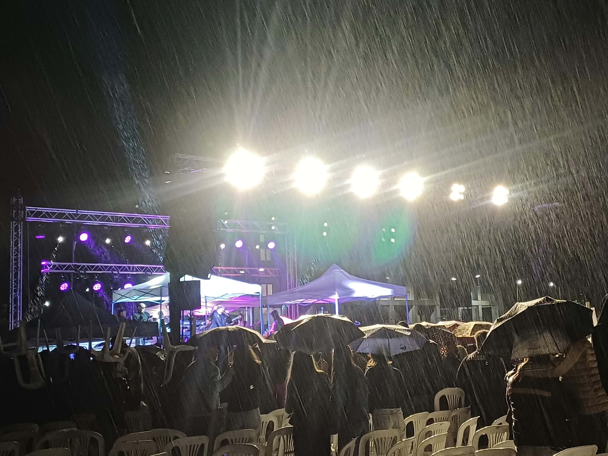 Η Λάρισα έκανε... ταραχή με το Λευτέρη Πανταζή απόψε στο παζάρι παρά τη βροχή (ΦΩΤΟ+video)
