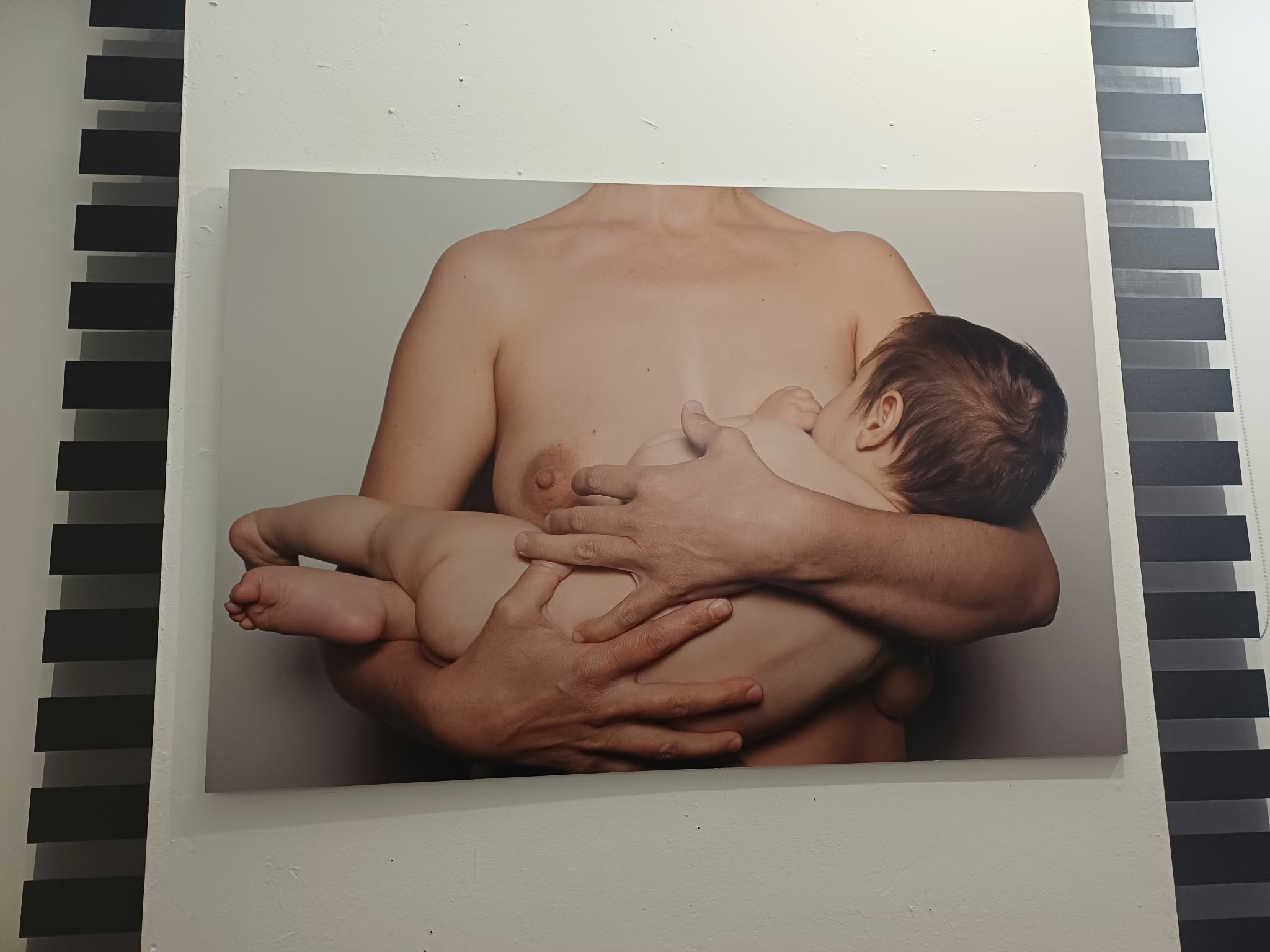 «boobs – art for awareness» στη Λάρισα: Όταν η τέχνη μιλά ανοιχτά για το σώμα και τον καρκίνο του μαστού (ΦΩΤΟ)