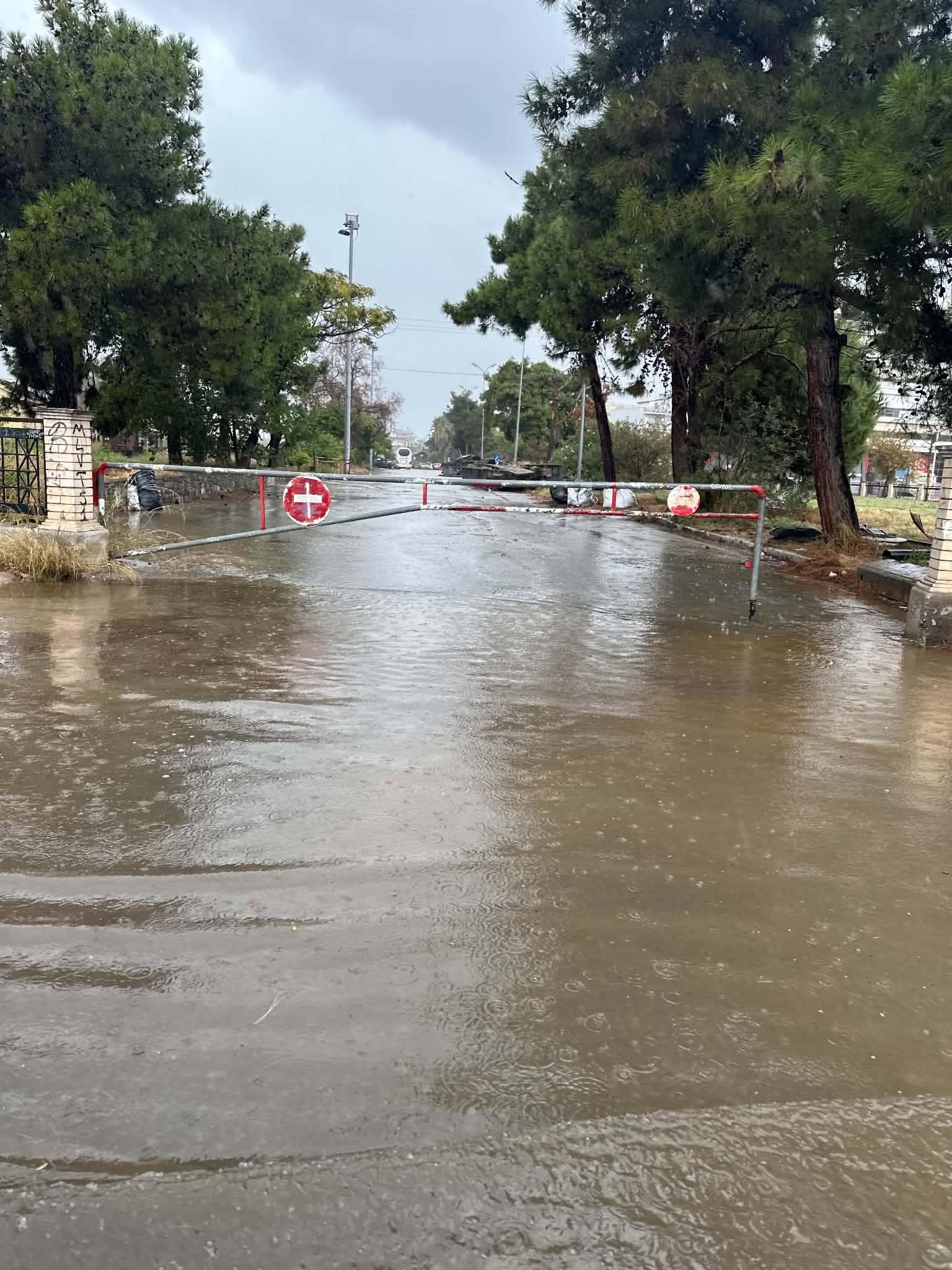 Βόλος: Ισχυρή καταιγίδα με χαλάζι – Ποτάμια οι δρόμοι σε Γρηγορίου Λαμπράκη και Παλιό Λιμεναρχείο (ΦΩΤΟ+video)