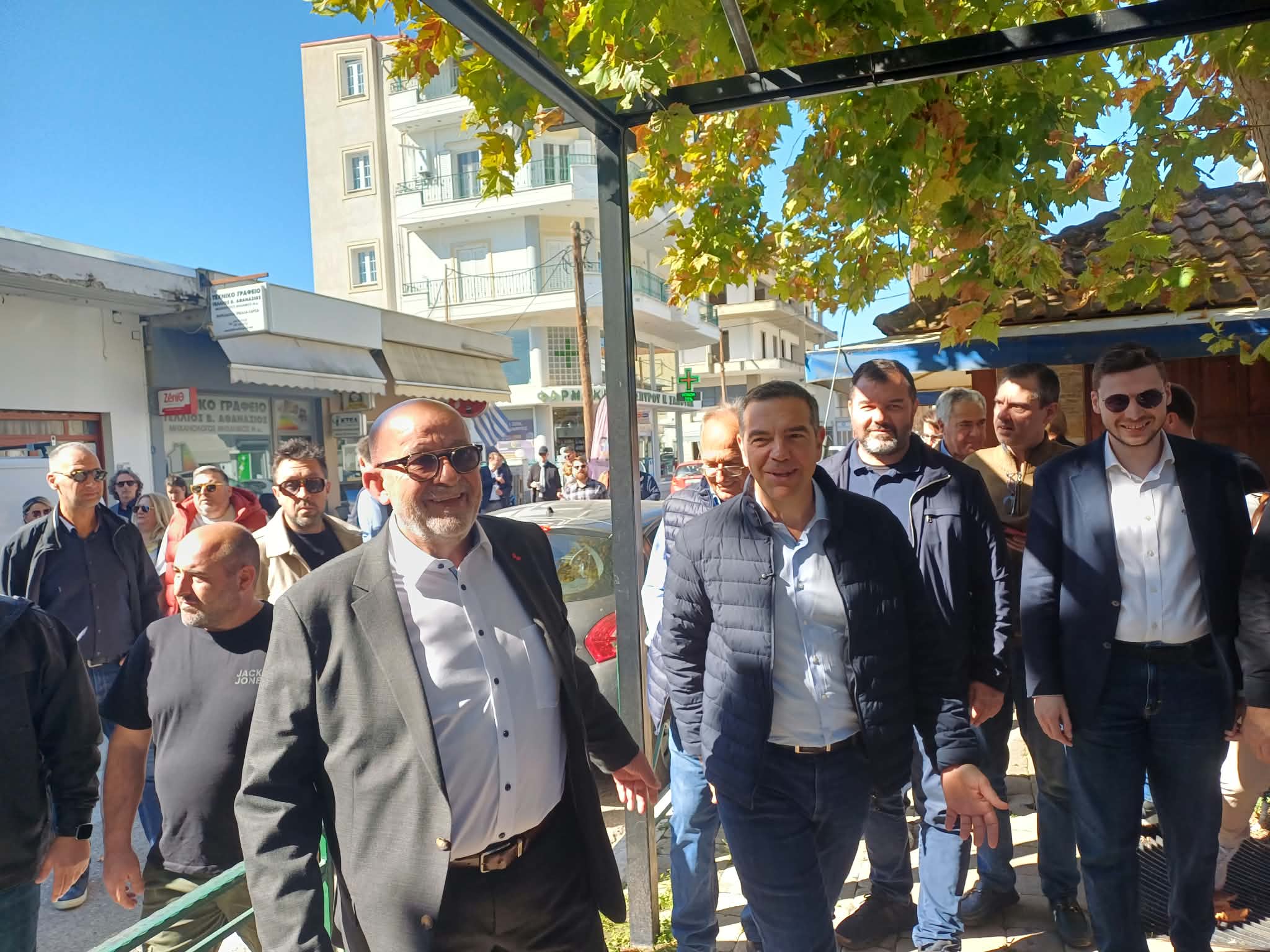 Στη Φαρκαδόνα ο Αλέξης Τσίπρας – Συνάντηση με κατοίκους και αγρότες μετά το Γριζάνο (ΦΩΤΟ+video)