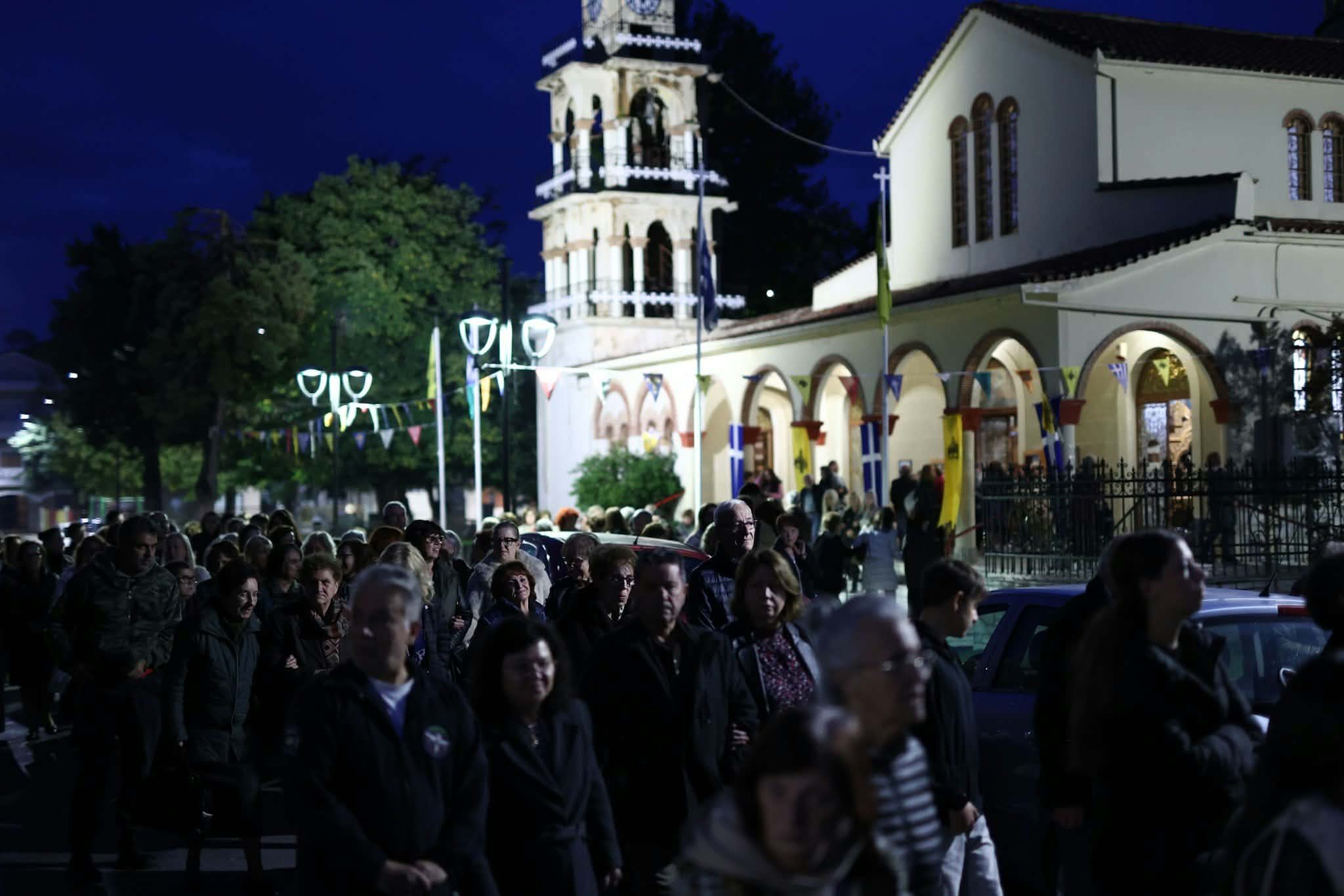 Πλήθος πιστών στον πανηγυρικό Εσπερινό του Αγίου Δημητρίου στη Νέα Σμύρνη Λάρισας (ΦΩΤΟ)