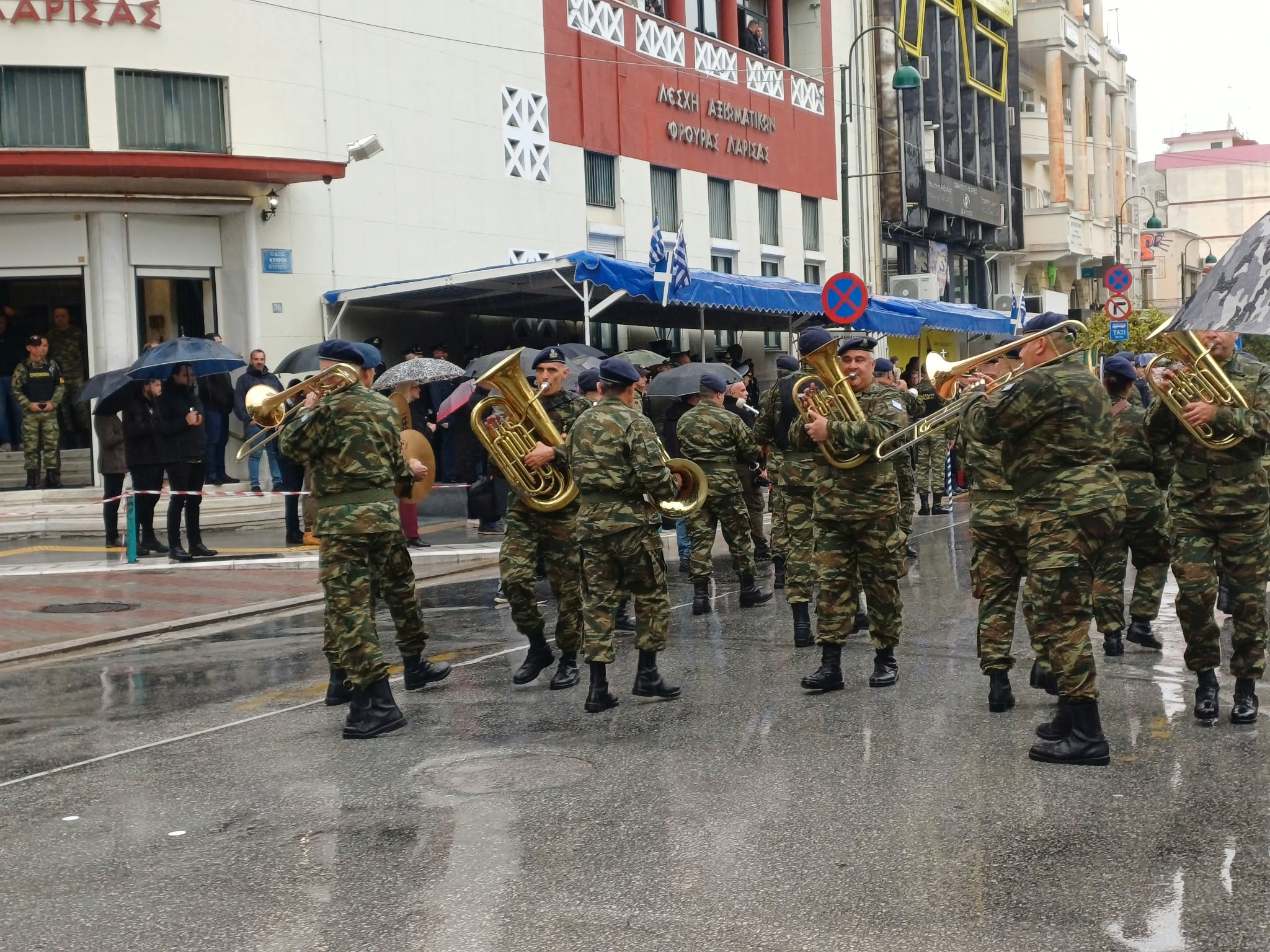 Φωτογραφικά κλικς από την παρέλαση υπό βροχή στη Λάρισα (ΦΩΤΟ)