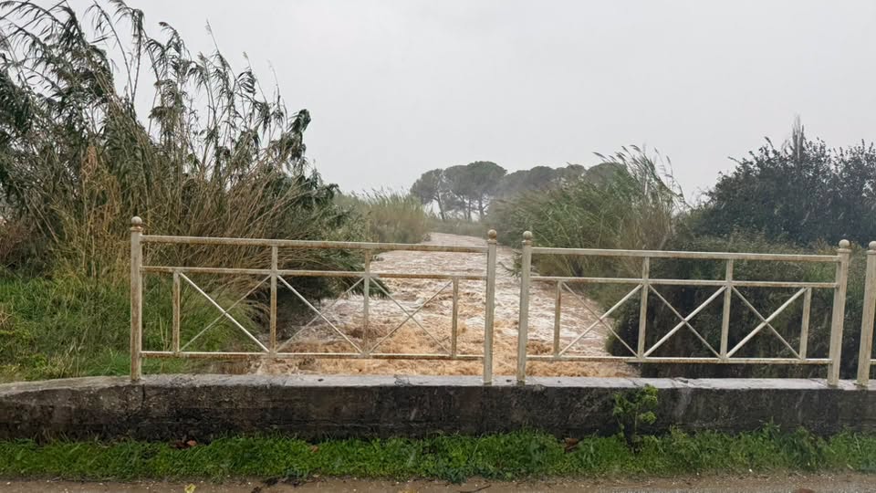 Πλημμύρες και κατολισθήσεις στη Σκιάθο - Έκλεισε ο δρόμος προς Πλατανιά (ΦΩΤΟ+video)